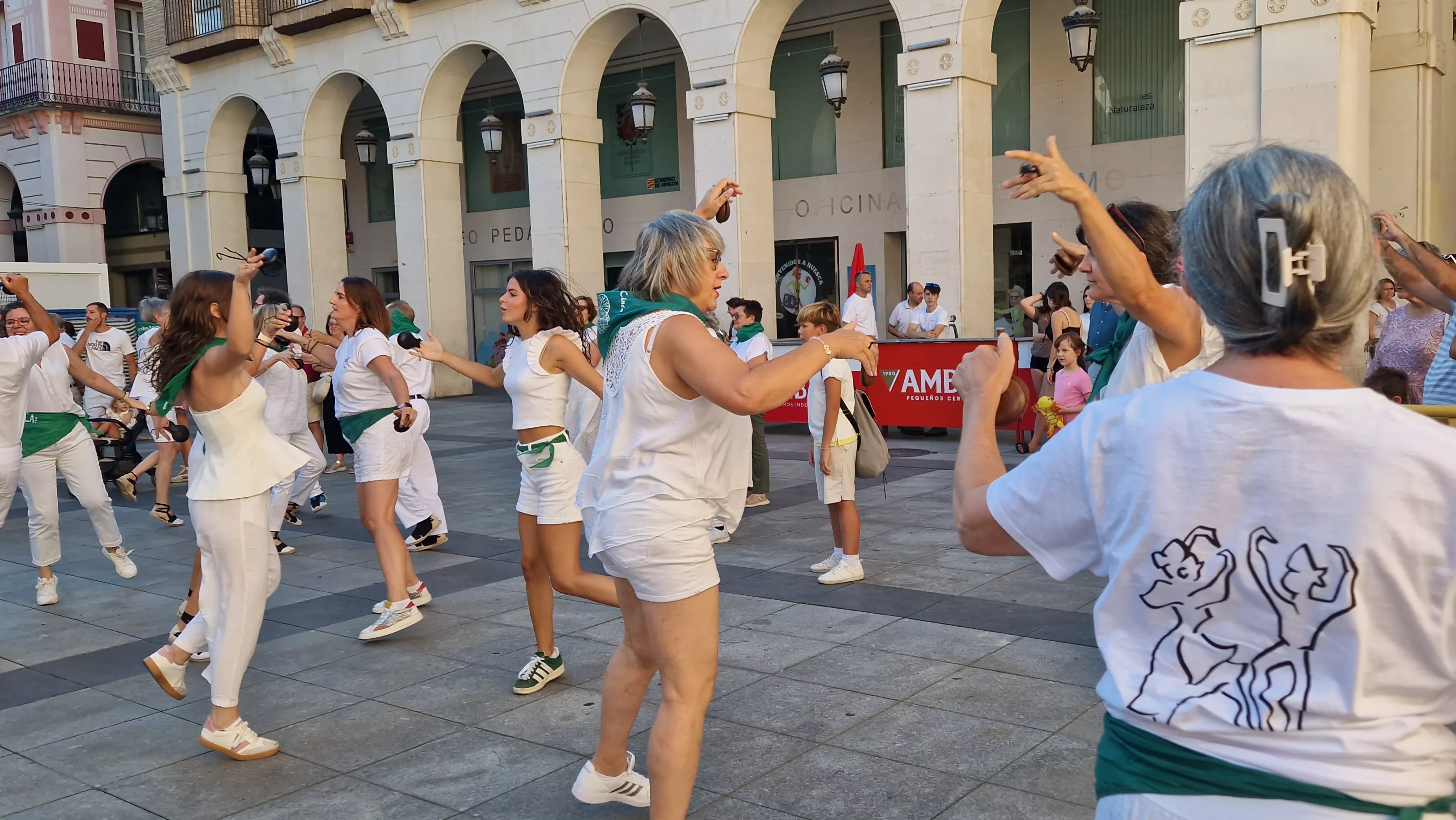 Baile de la Jota de San Lorenzo en la plaza López Allué. Foto Myriam Martínez