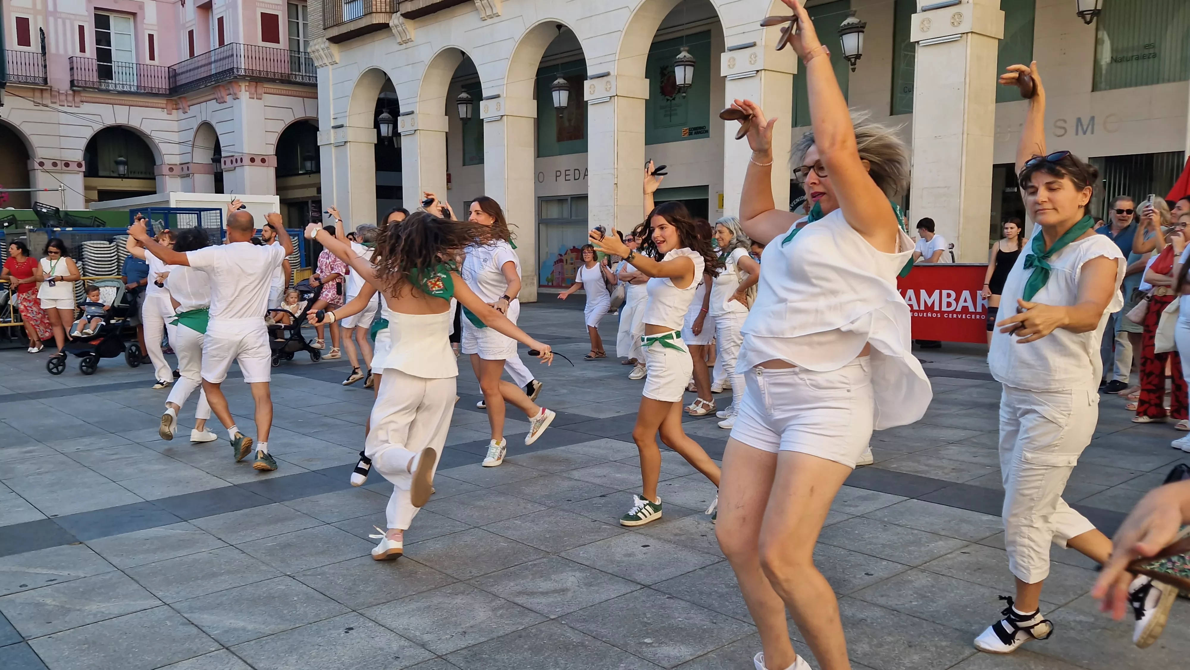 Baile de la Jota de San Lorenzo en la plaza López Allué. Foto Myriam Martínez