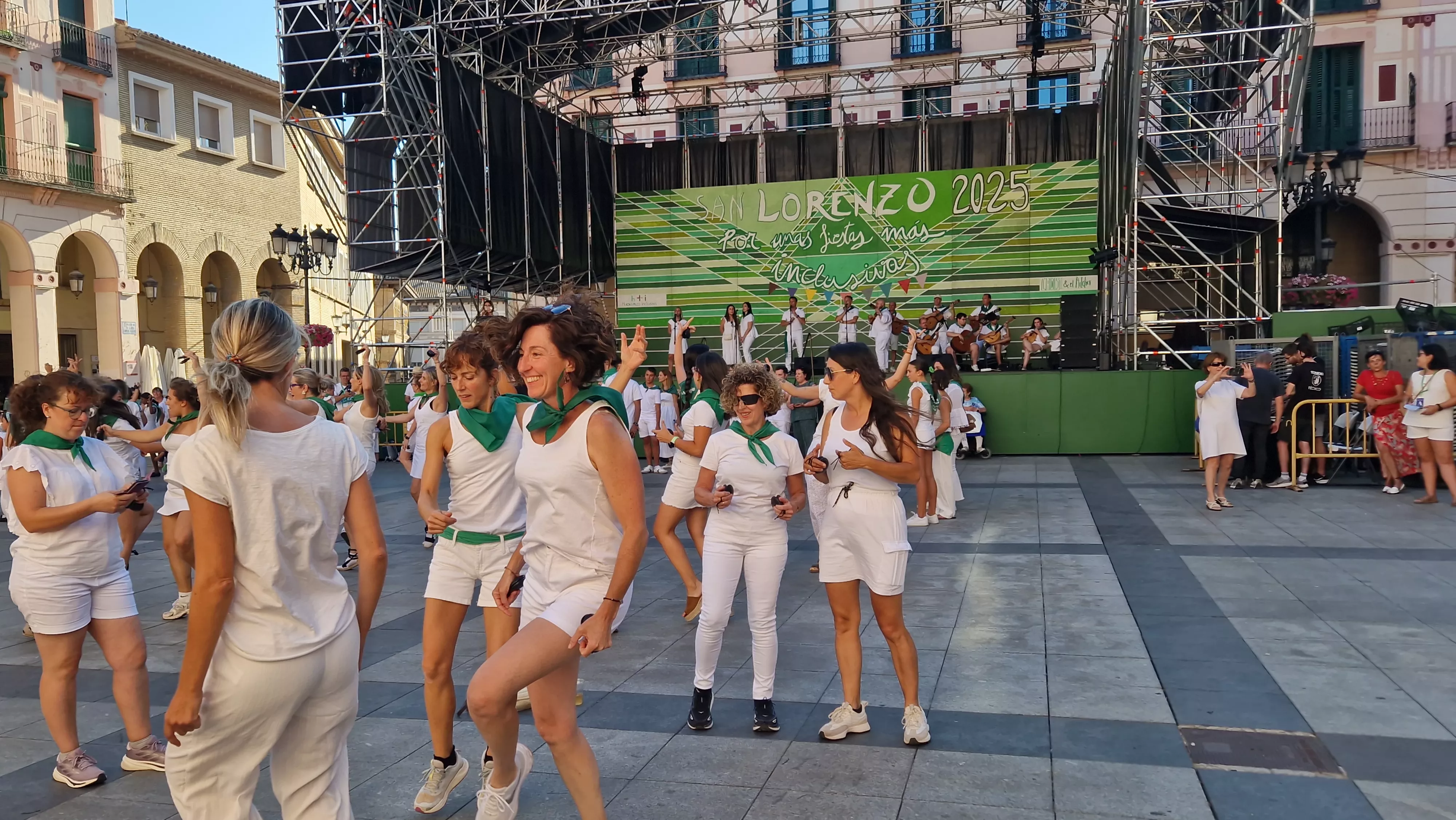 Baile de la Jota de San Lorenzo en la plaza López Allué. Foto Myriam Martínez