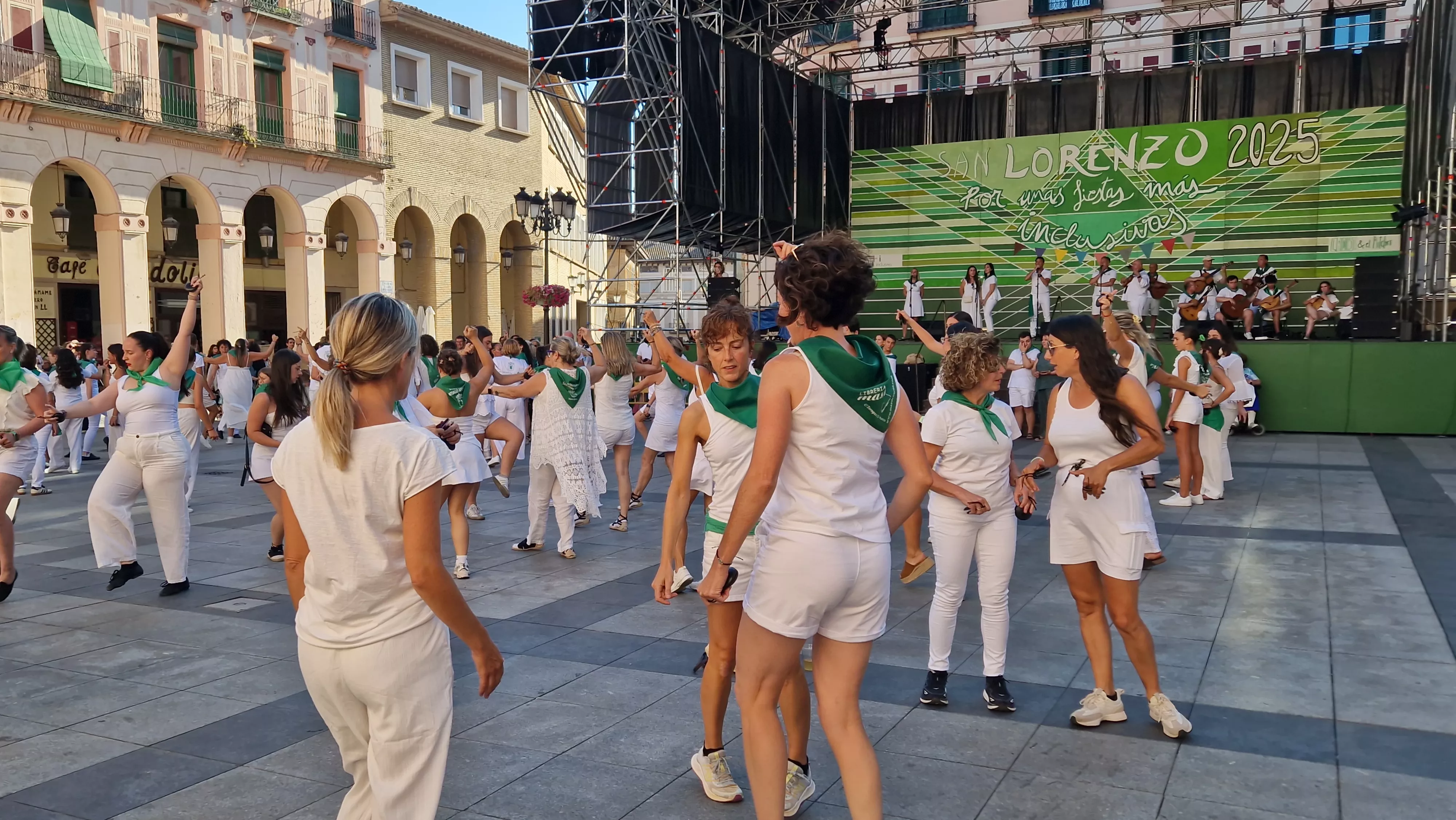 Baile de la Jota de San Lorenzo en la plaza López Allué. Foto Myriam Martínez