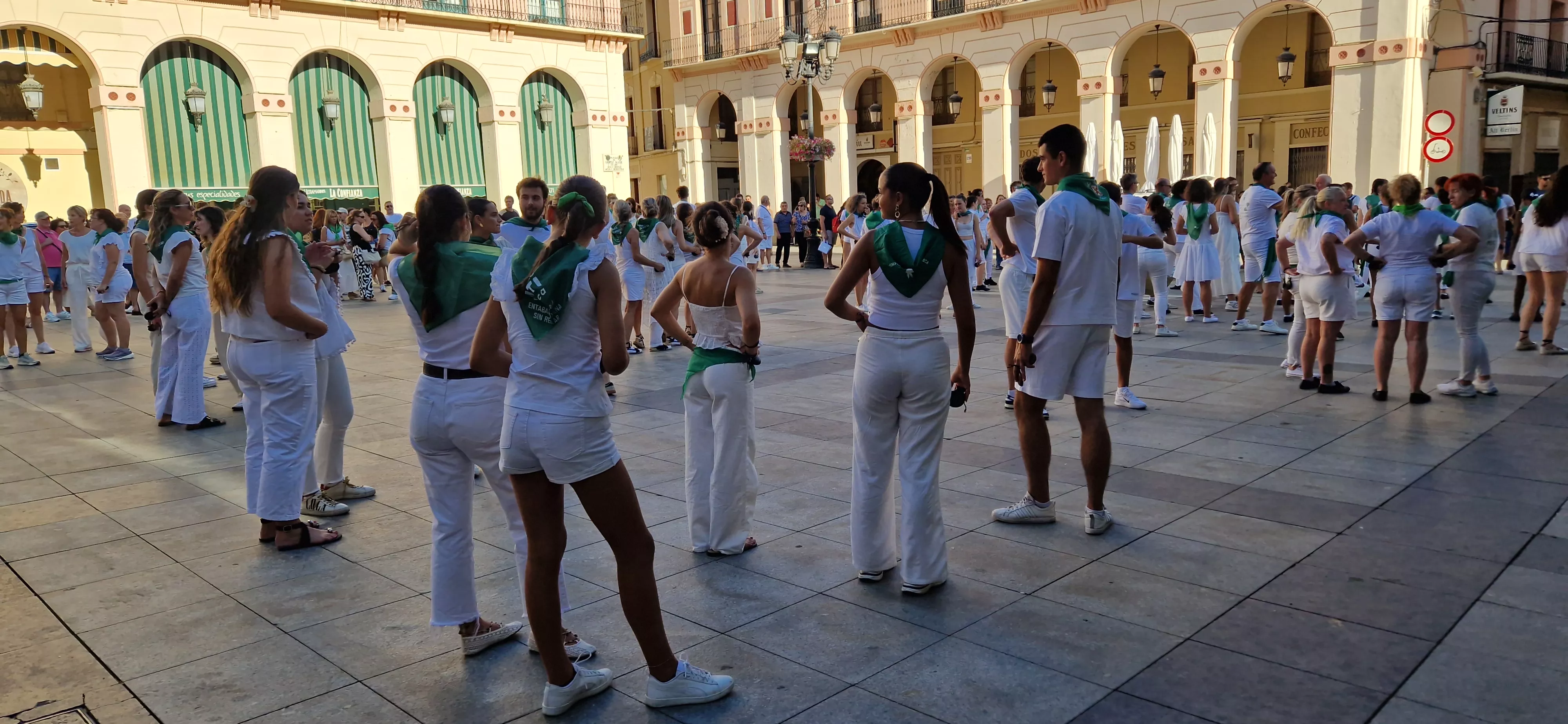 Baile de la Jota de San Lorenzo en la plaza López Allué. Foto Myriam Martínez
