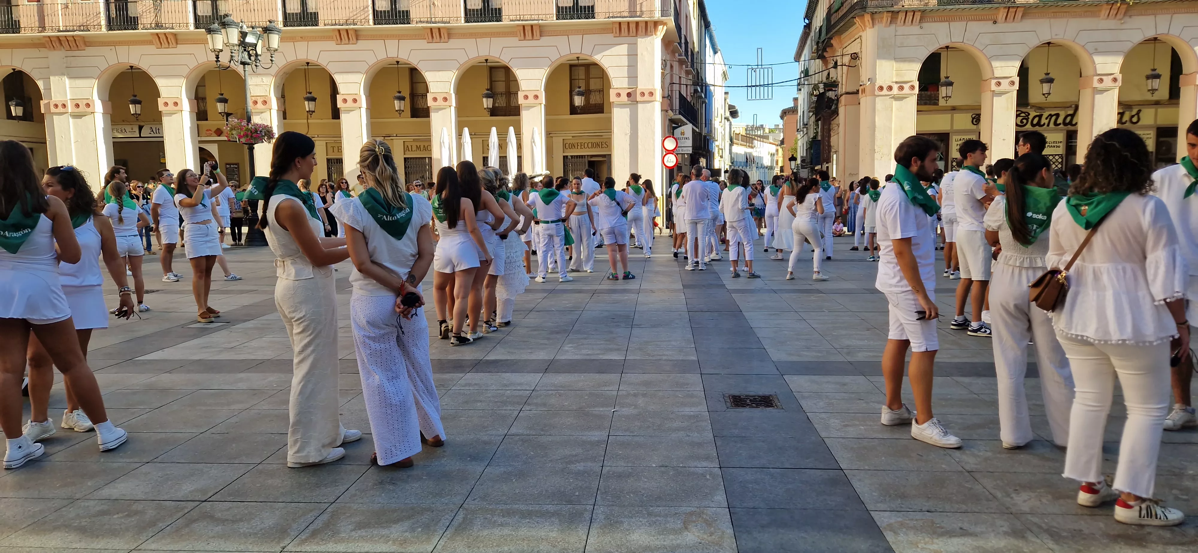 Baile de la Jota de San Lorenzo en la plaza López Allué. Foto Myriam Martínez