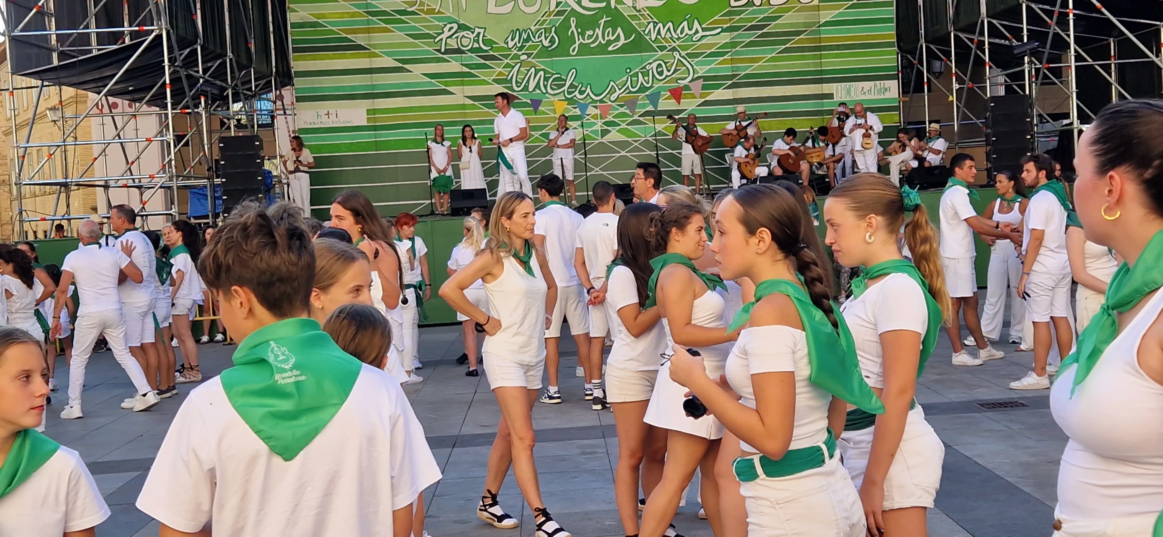 Baile de la Jota de San Lorenzo en la plaza López Allué. Foto Myriam Martínez