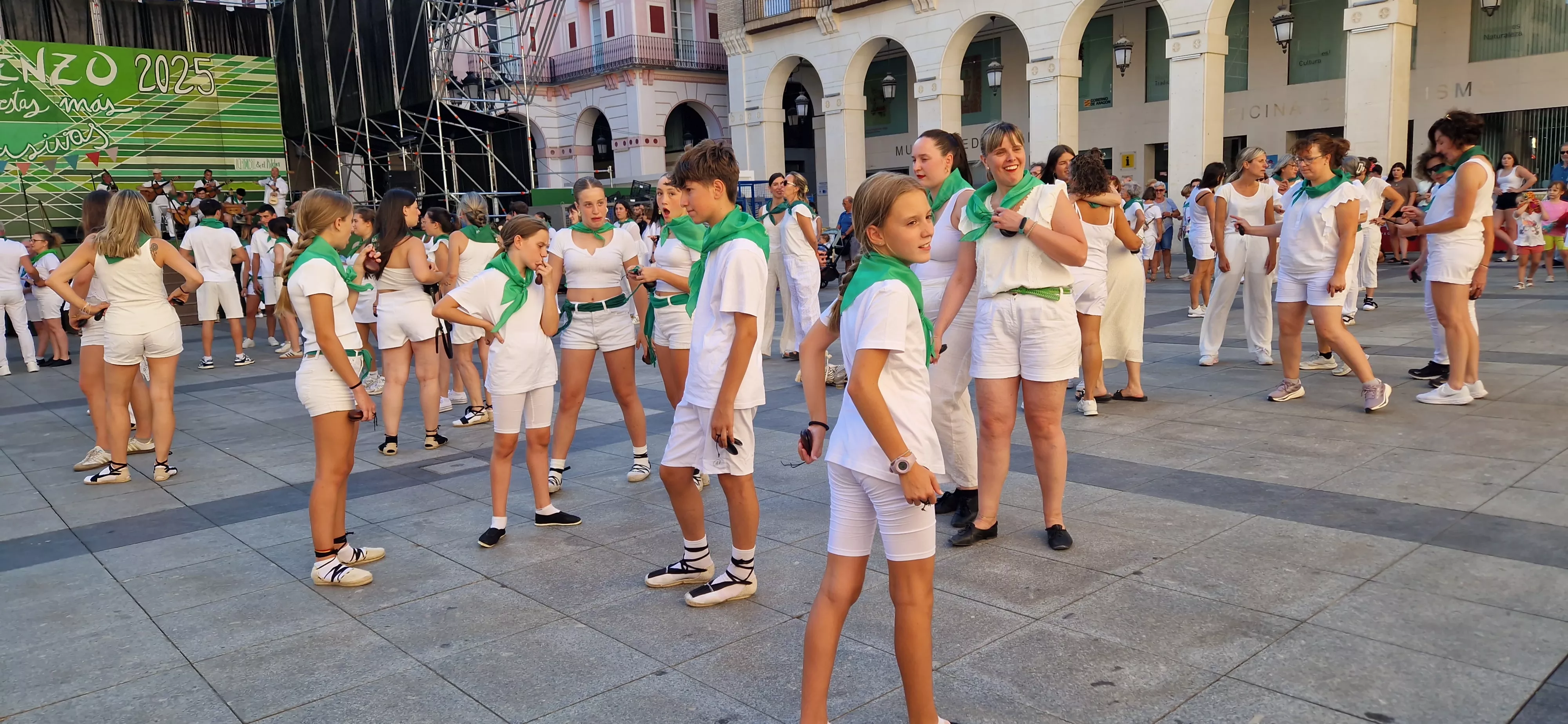 Baile de la Jota de San Lorenzo en la plaza López Allué. Foto Myriam Martínez