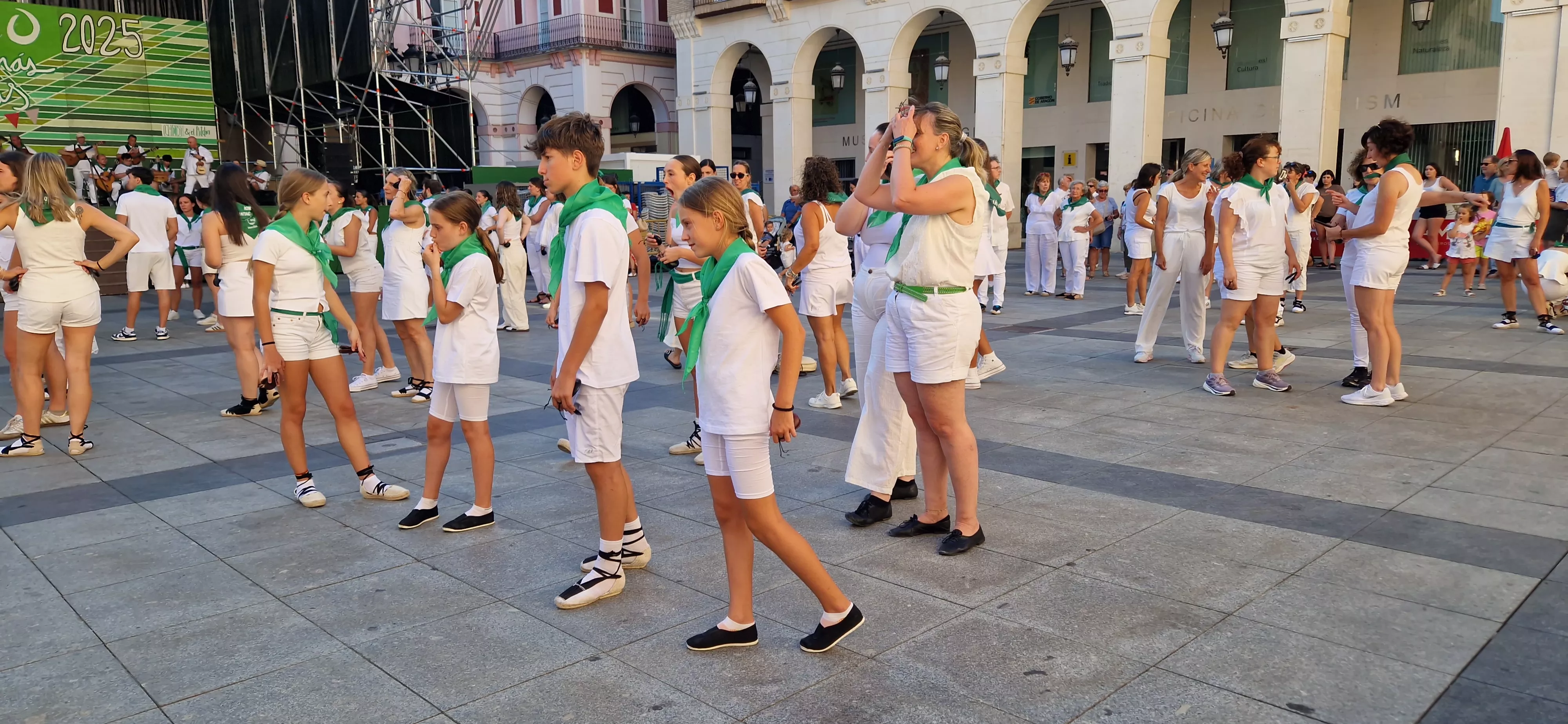 Baile de la Jota de San Lorenzo en la plaza López Allué. Foto Myriam Martínez