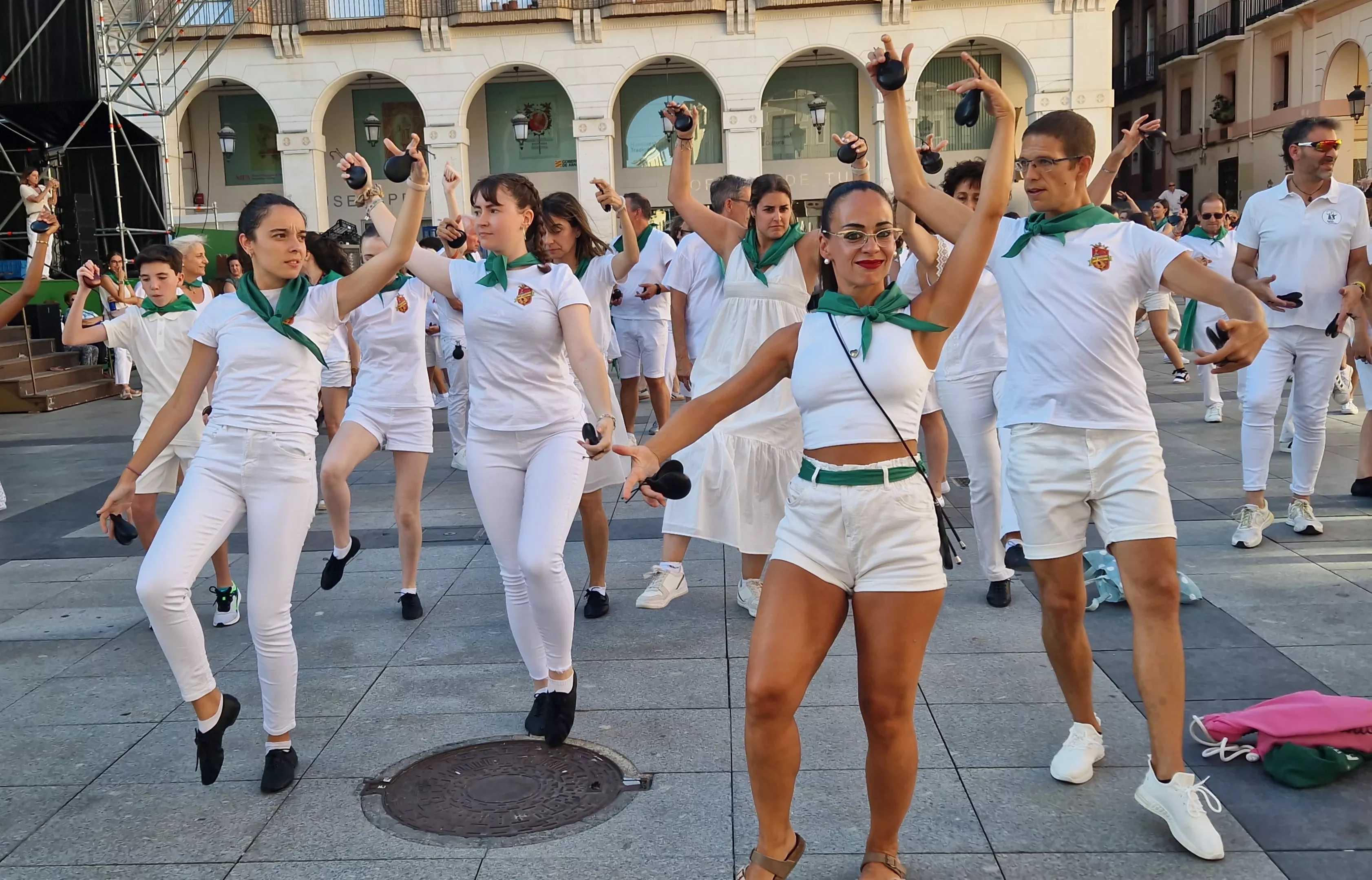 Baile de la Jota de San Lorenzo en la plaza López Allué. Foto Myriam Martínez