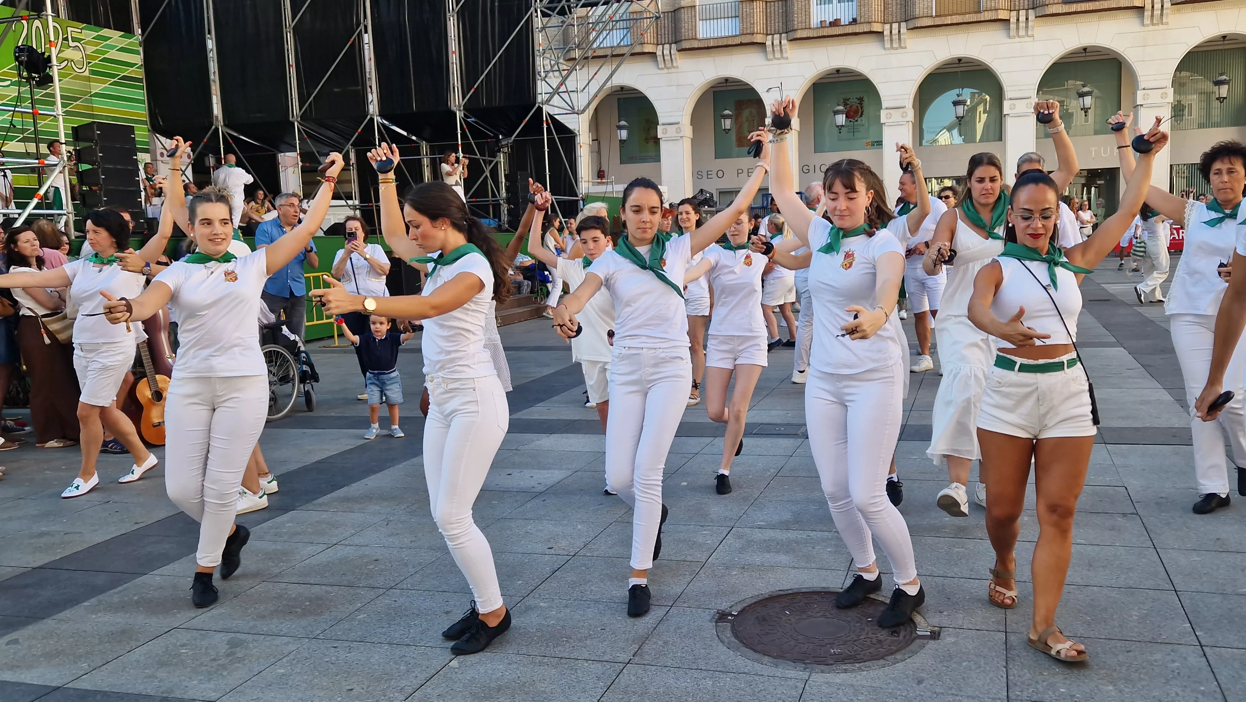Baile de la Jota de San Lorenzo en la plaza López Allué. Foto Myriam Martínez