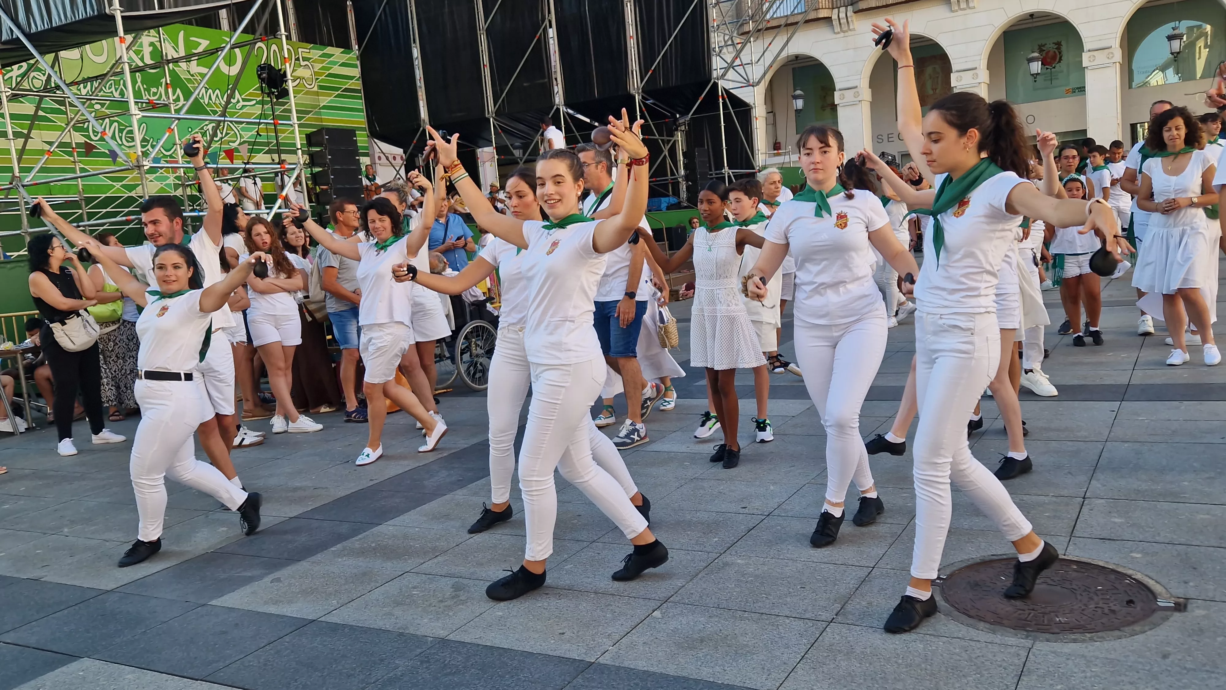 Baile de la Jota de San Lorenzo en la plaza López Allué. Foto Myriam Martínez