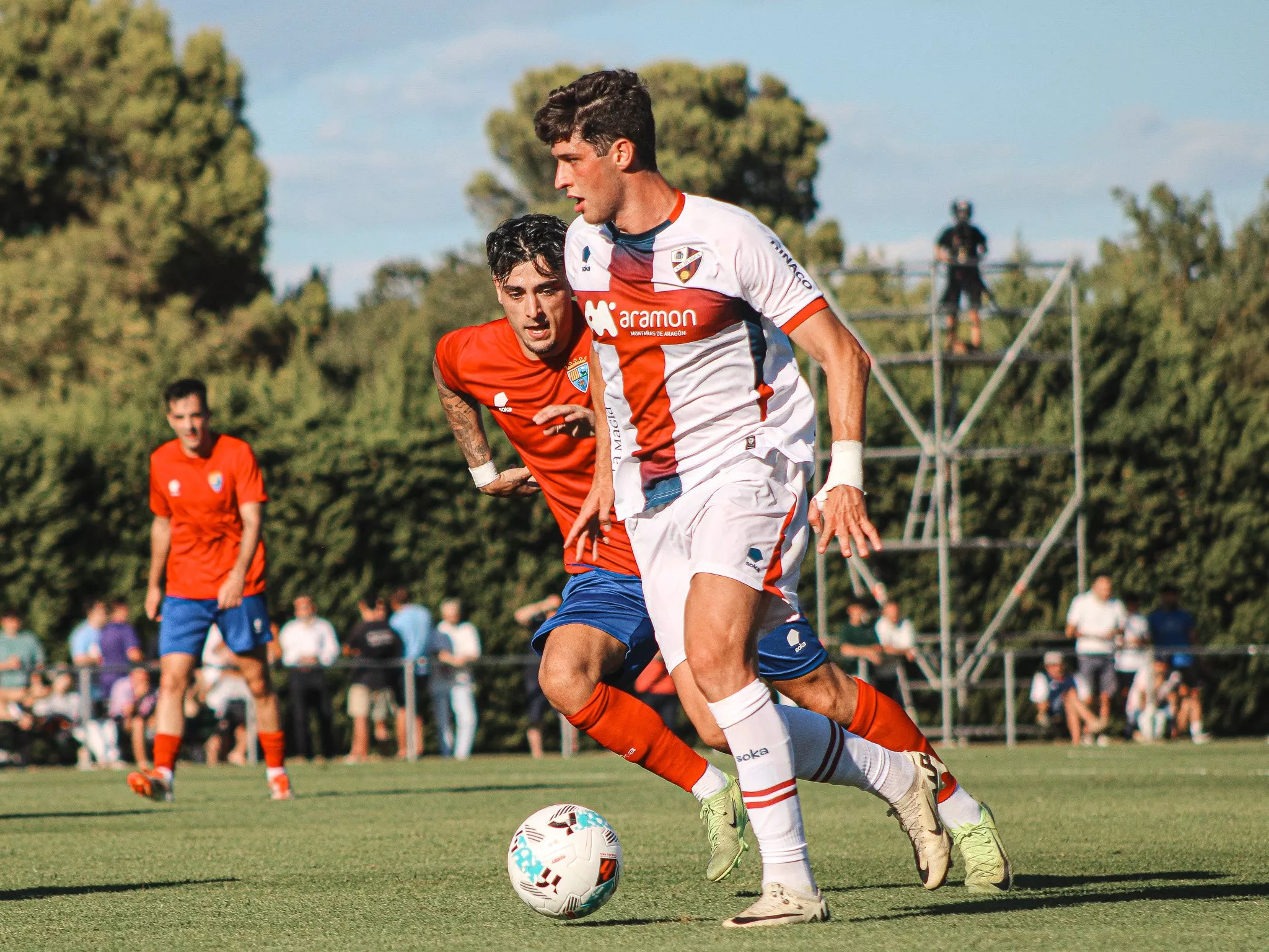 Enol, jugador del Huesca, en una acción en el partido contra el Teruel. Foto: SD Huesca