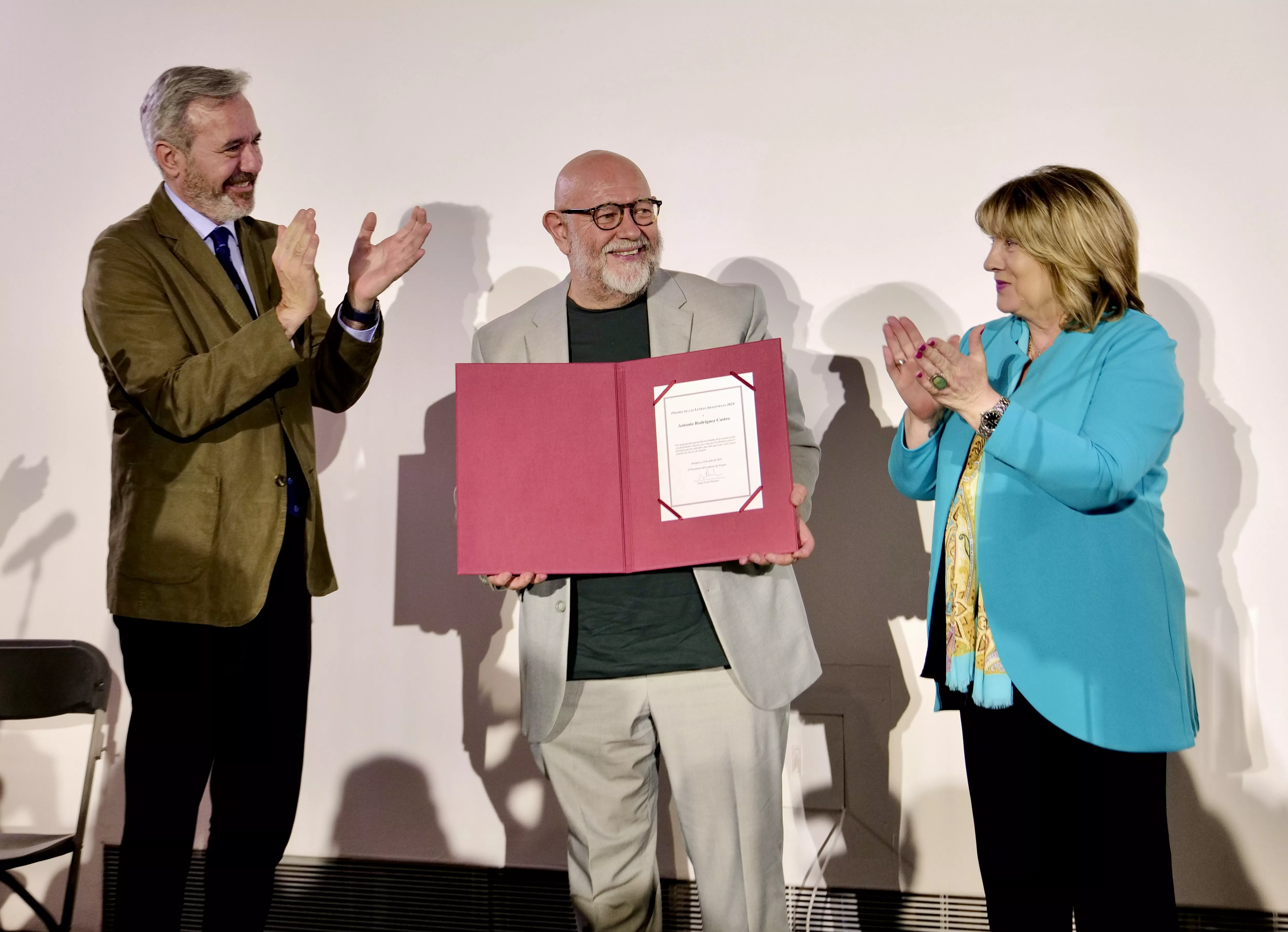 Antón Castro, con el Premio de la Letras Aragonesas.
