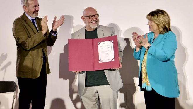 Antón Castro, con el Premio de la Letras Aragonesas. Antón Castro, con el Premio de la Letras Aragonesas.