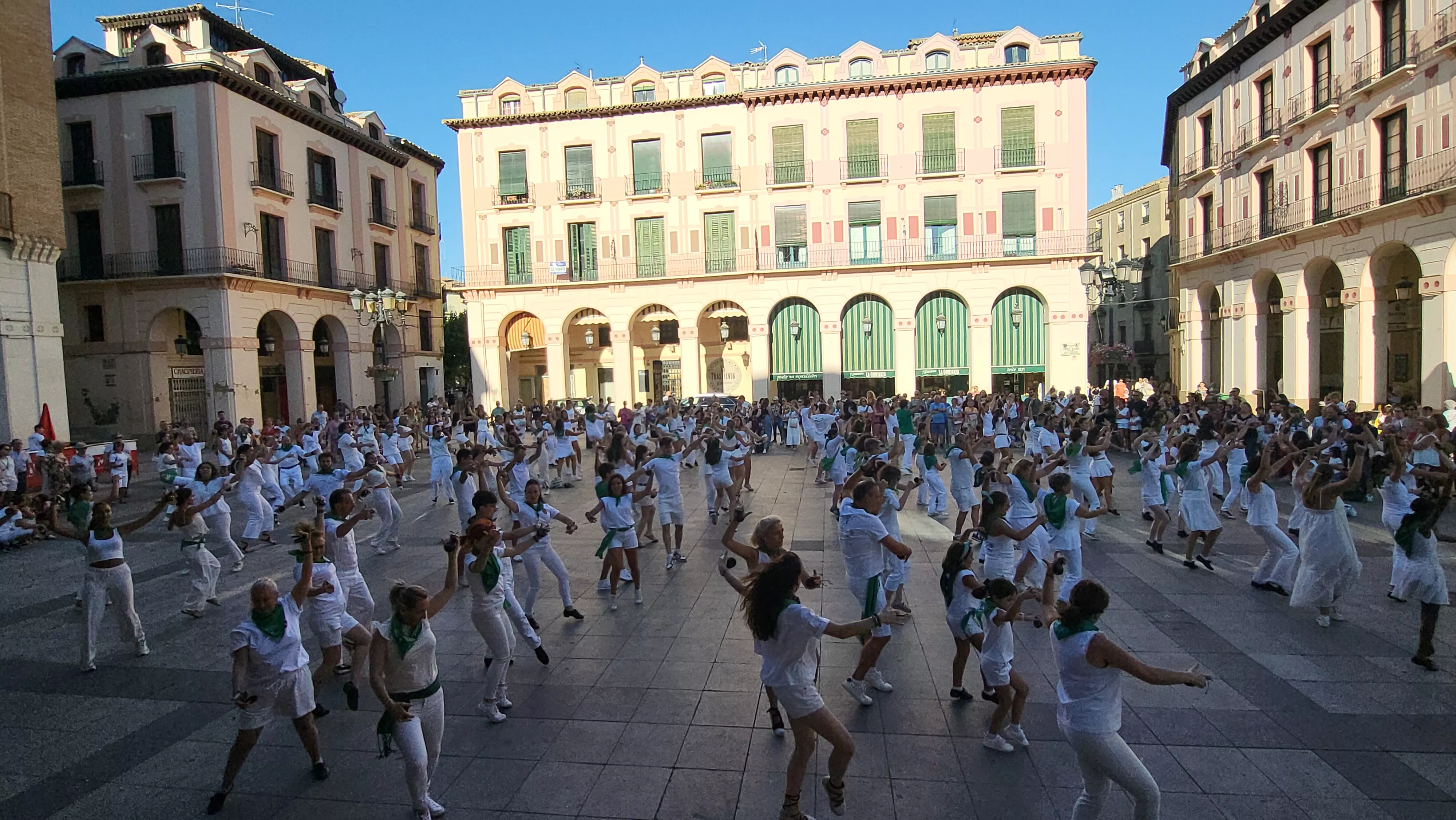 Baile de la Jota de San Lorenzo en la plaza López Allué. Foto Mercedes Manterola