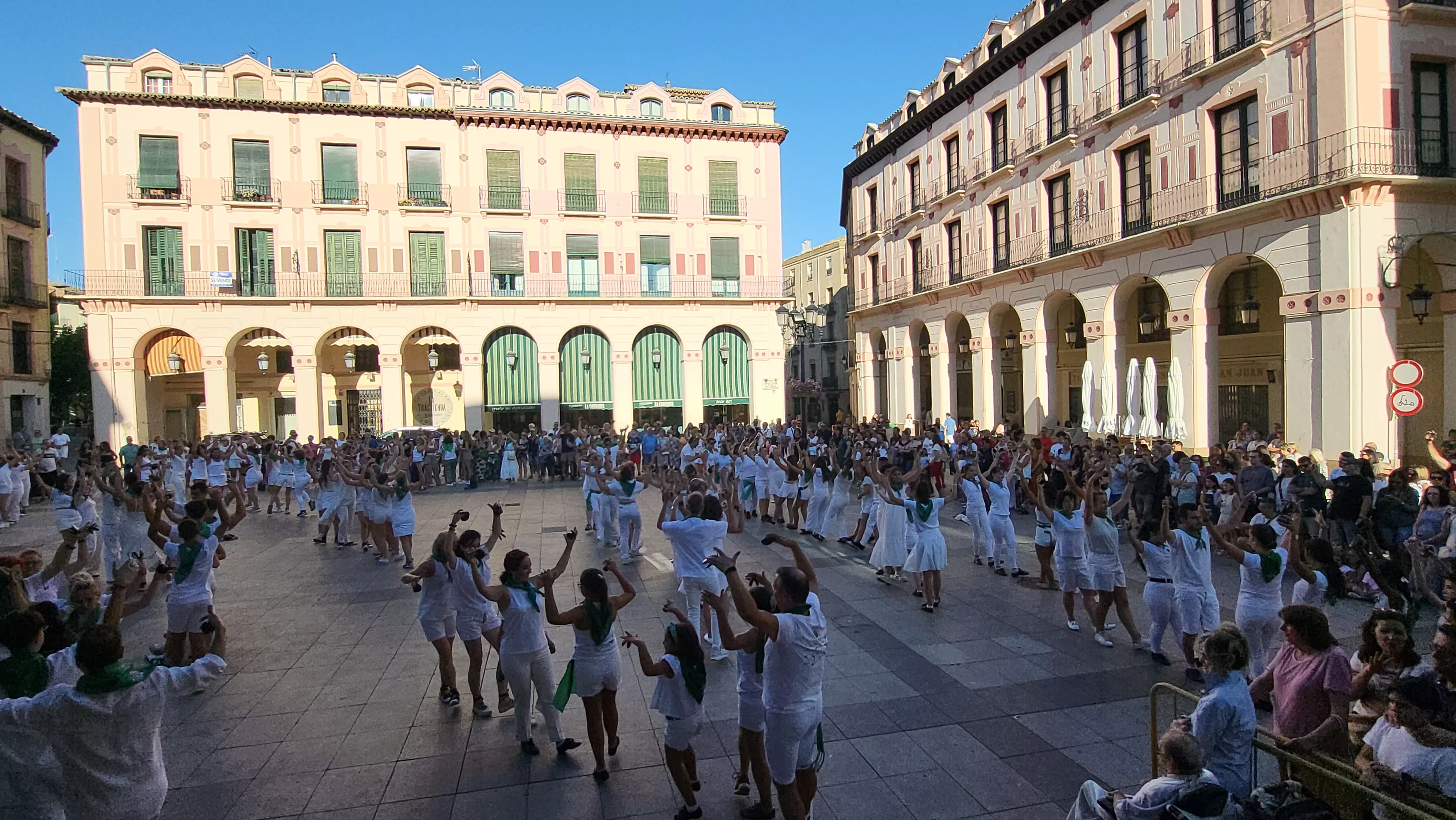 Baile de la Jota de San Lorenzo en la plaza López Allué. Foto Mercedes Manterola