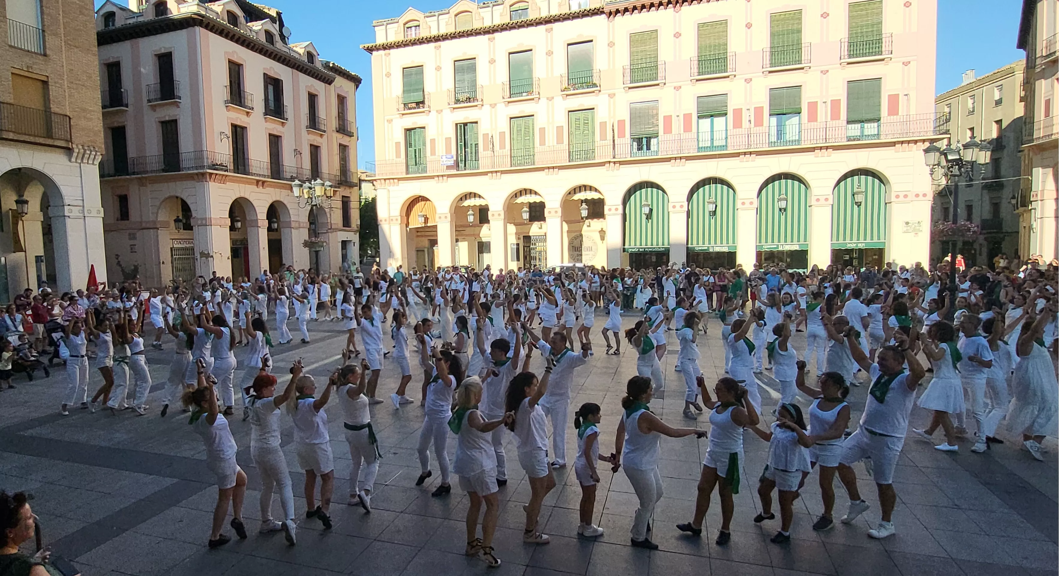 Huesca baila la jota de San Lorenzo. Foto Mercedes Manterola