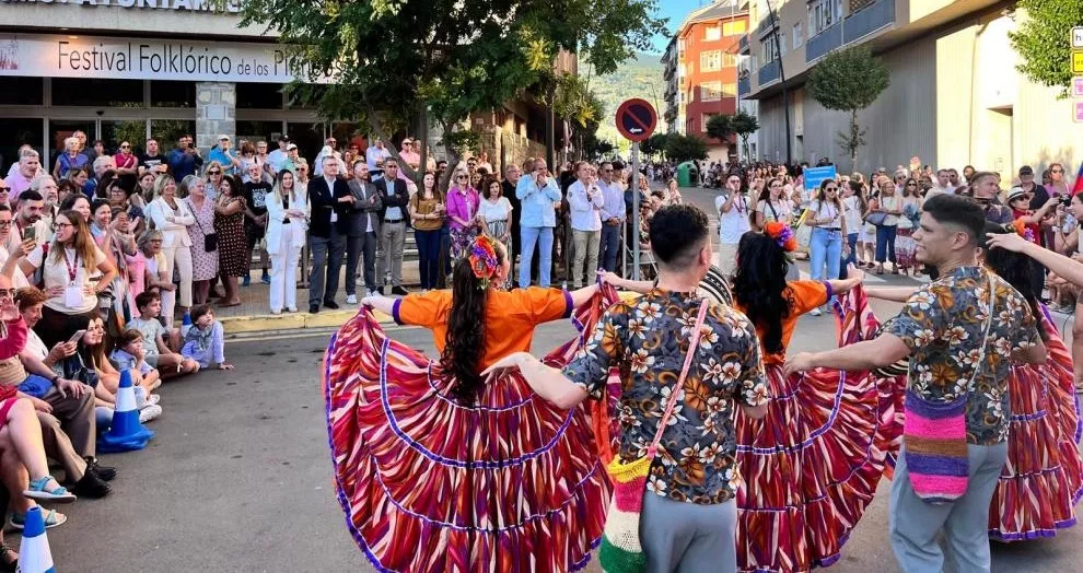 Desfile inaugural del Festival Folklórico de los Pirineos