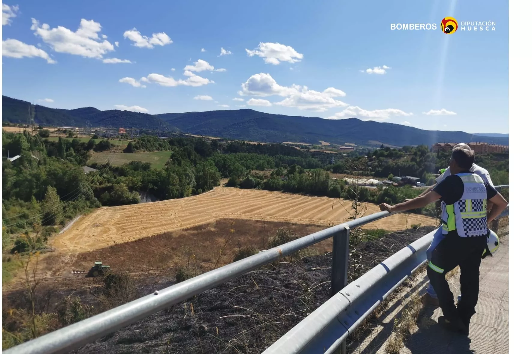 Bomberos, en el lugar del incendio originado en Jaca.
