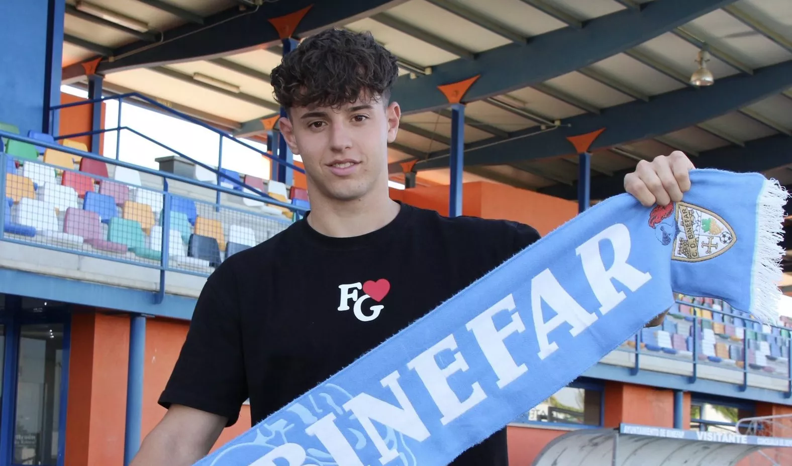 Torguet posa con la bufanda del Binéfar en su presentación como nuevo jugador del equipo celeste. Foto: CD Binéfar