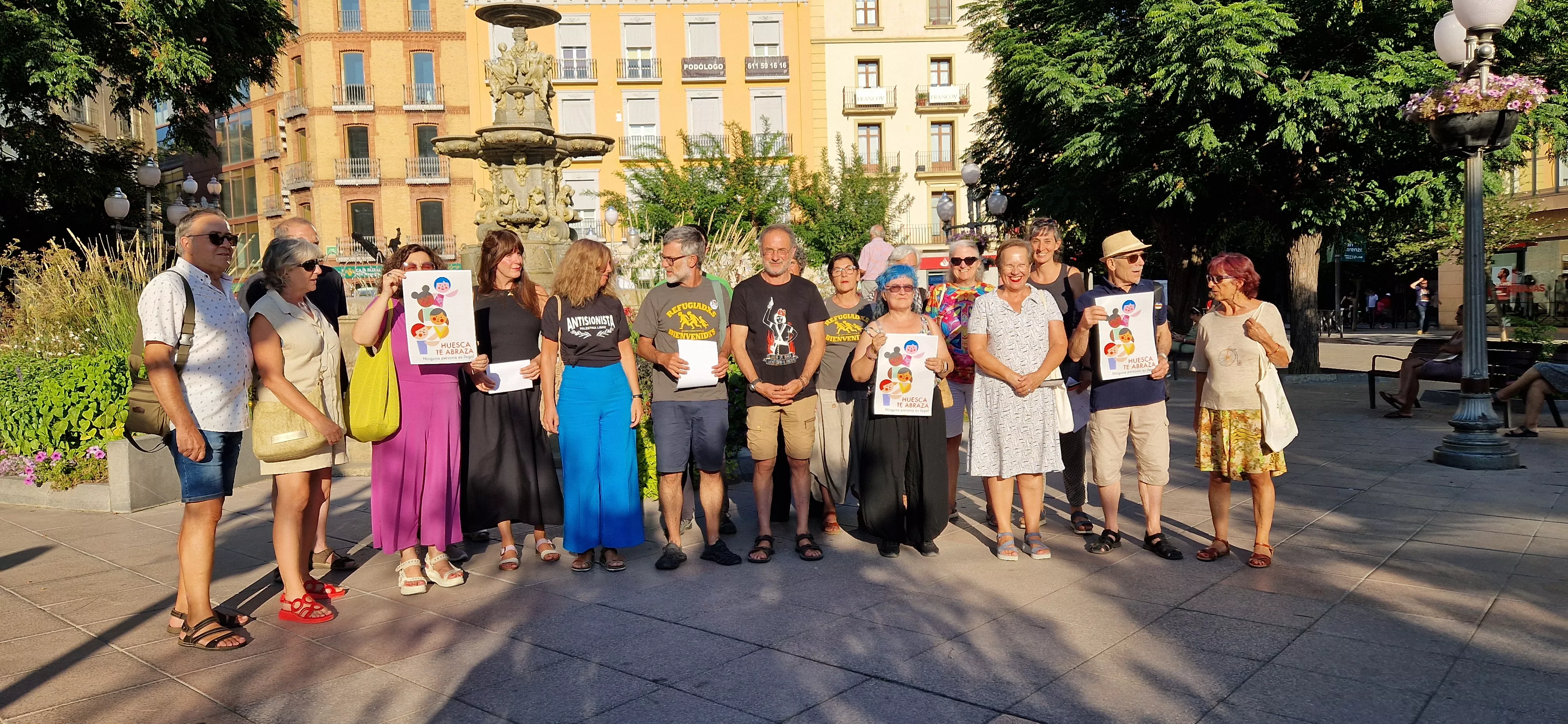 Campaña Huesca te abraza contra el racismo y por la convivencia. Foto Myriam Martínez