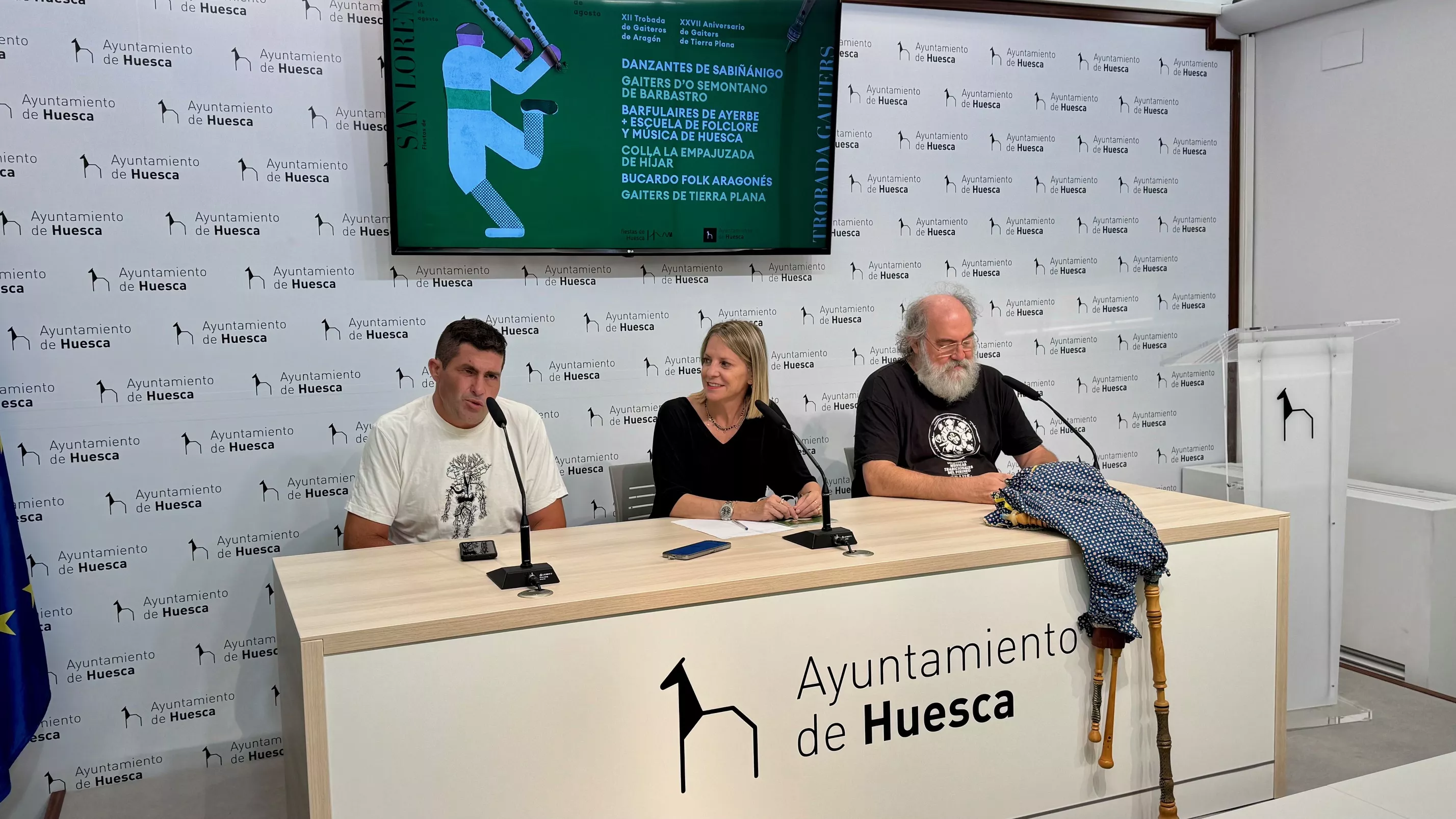 Moncho Almazán, Nuria Mur y Alicio García, presentando la XII Trobada y al XXVII aniversario de Gaiters de Tierra Plana.