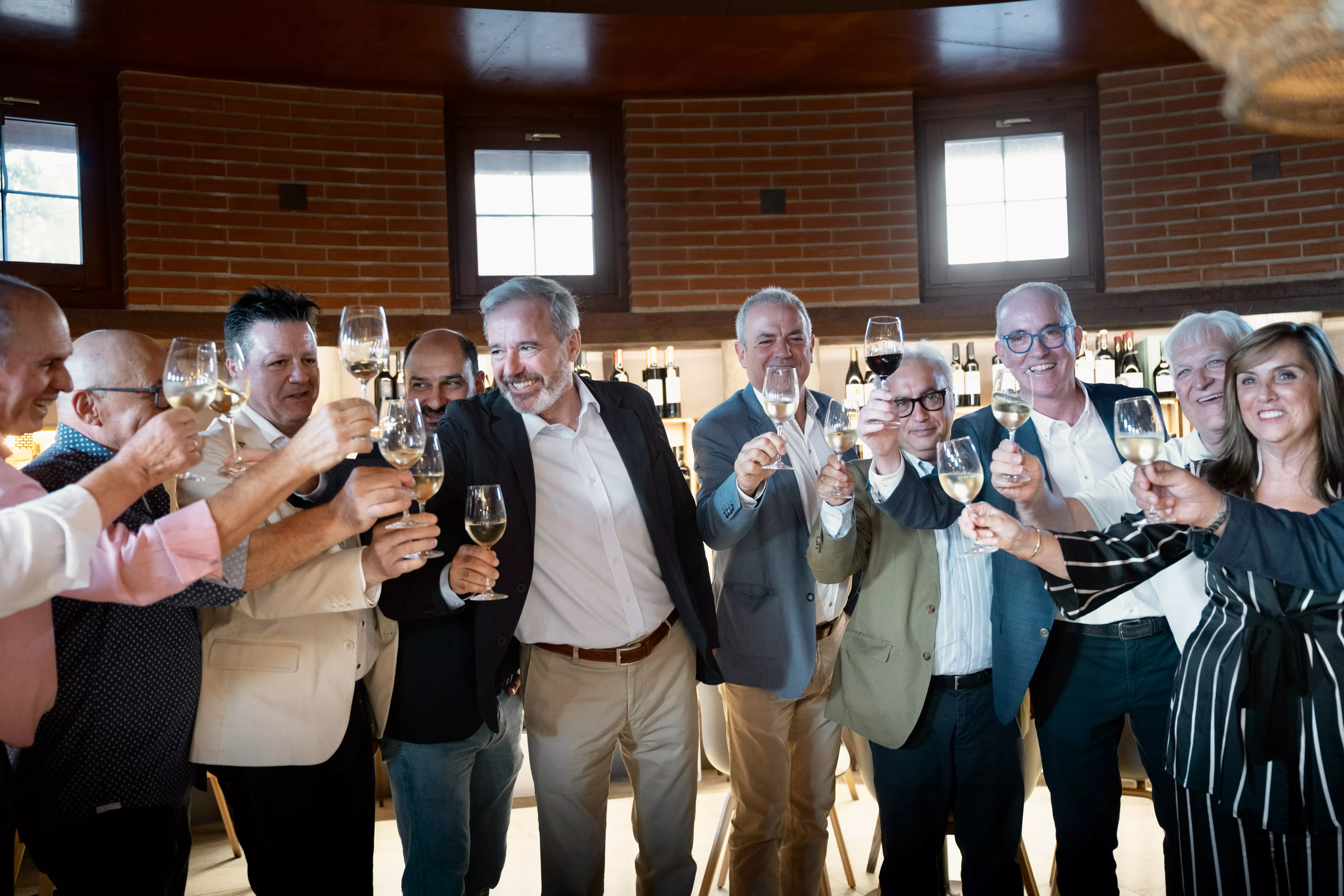 El presidente Azcón y las autoridades brindan por el Festival Vino Somontano