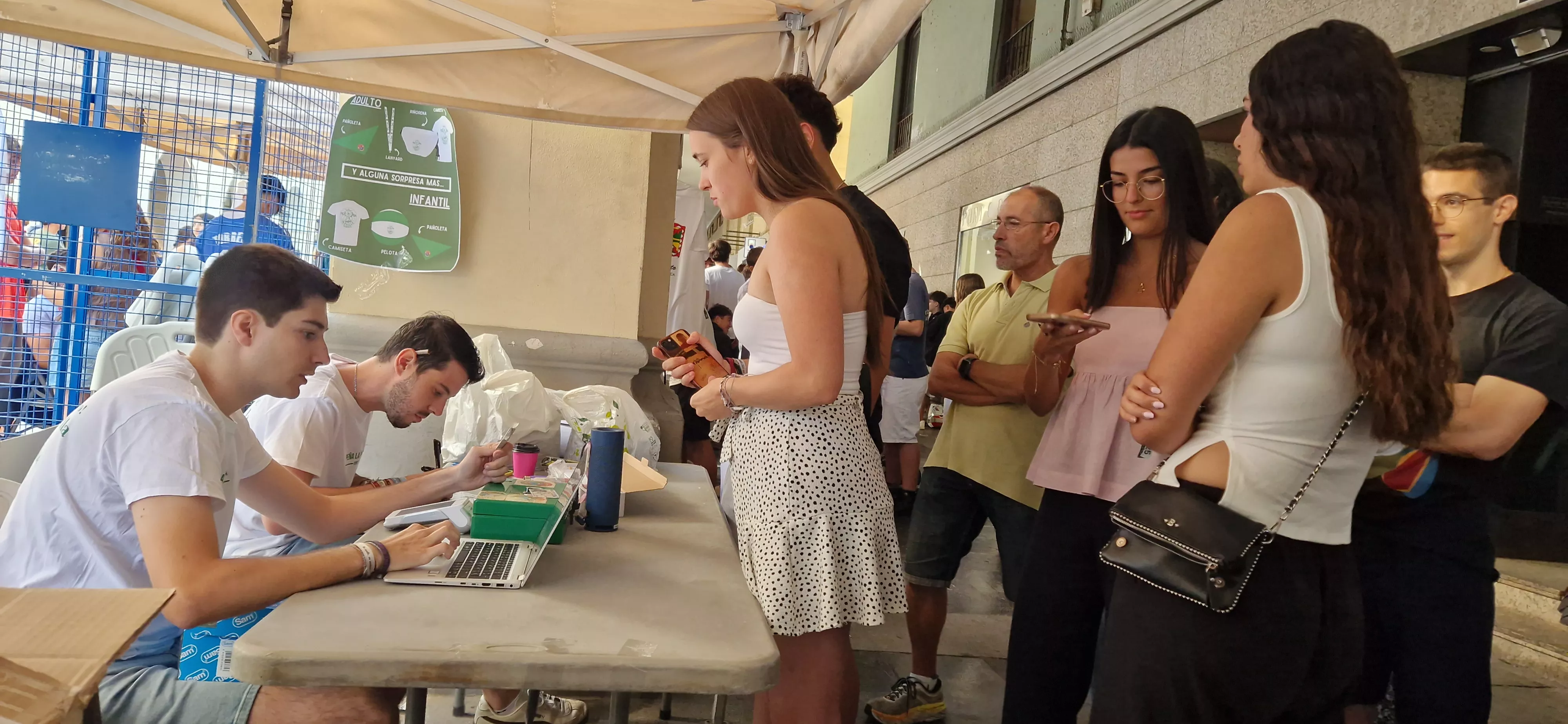 Primeros socios de las peñas para San Lorenzo. Foto Myriam Martínez