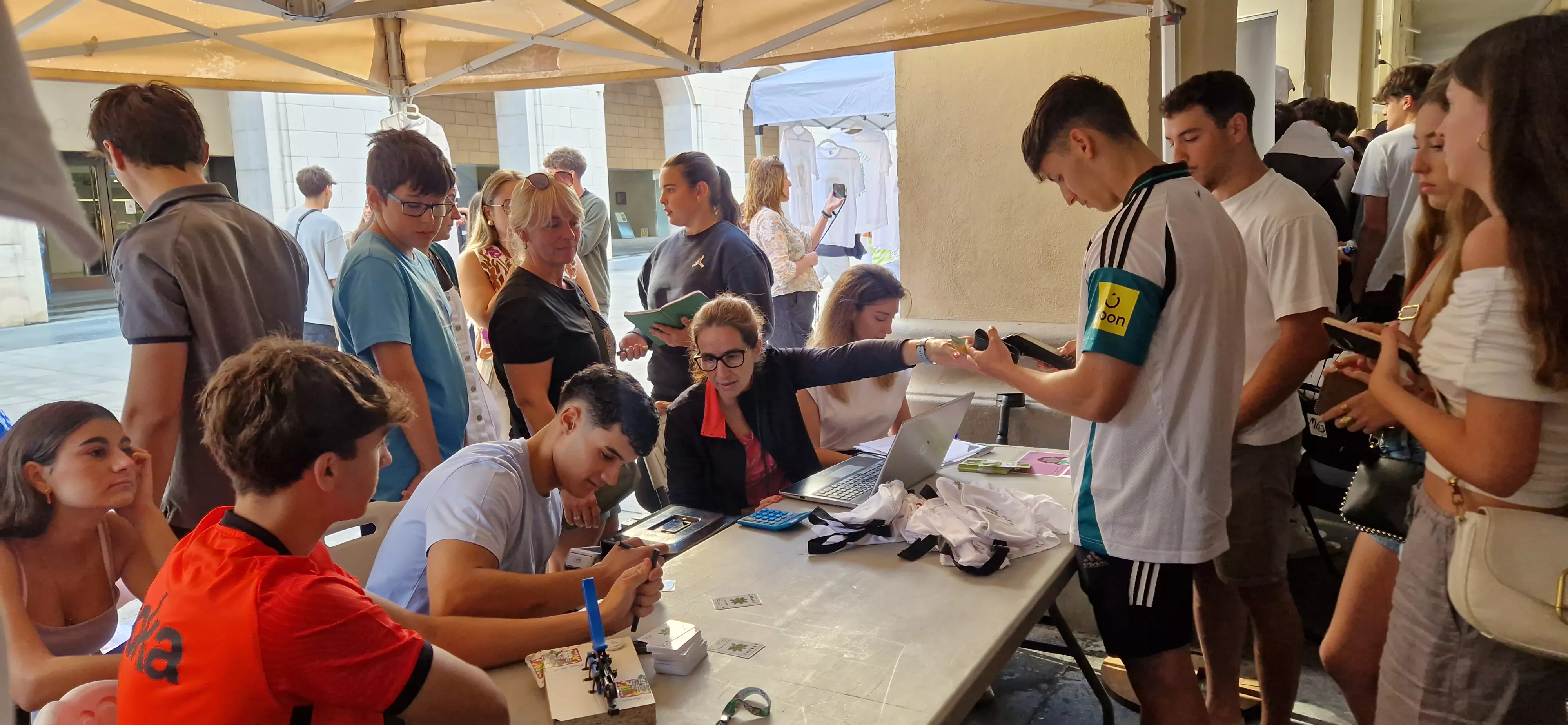 Primeros socios de las peñas para San Lorenzo. Foto Myriam Martínez