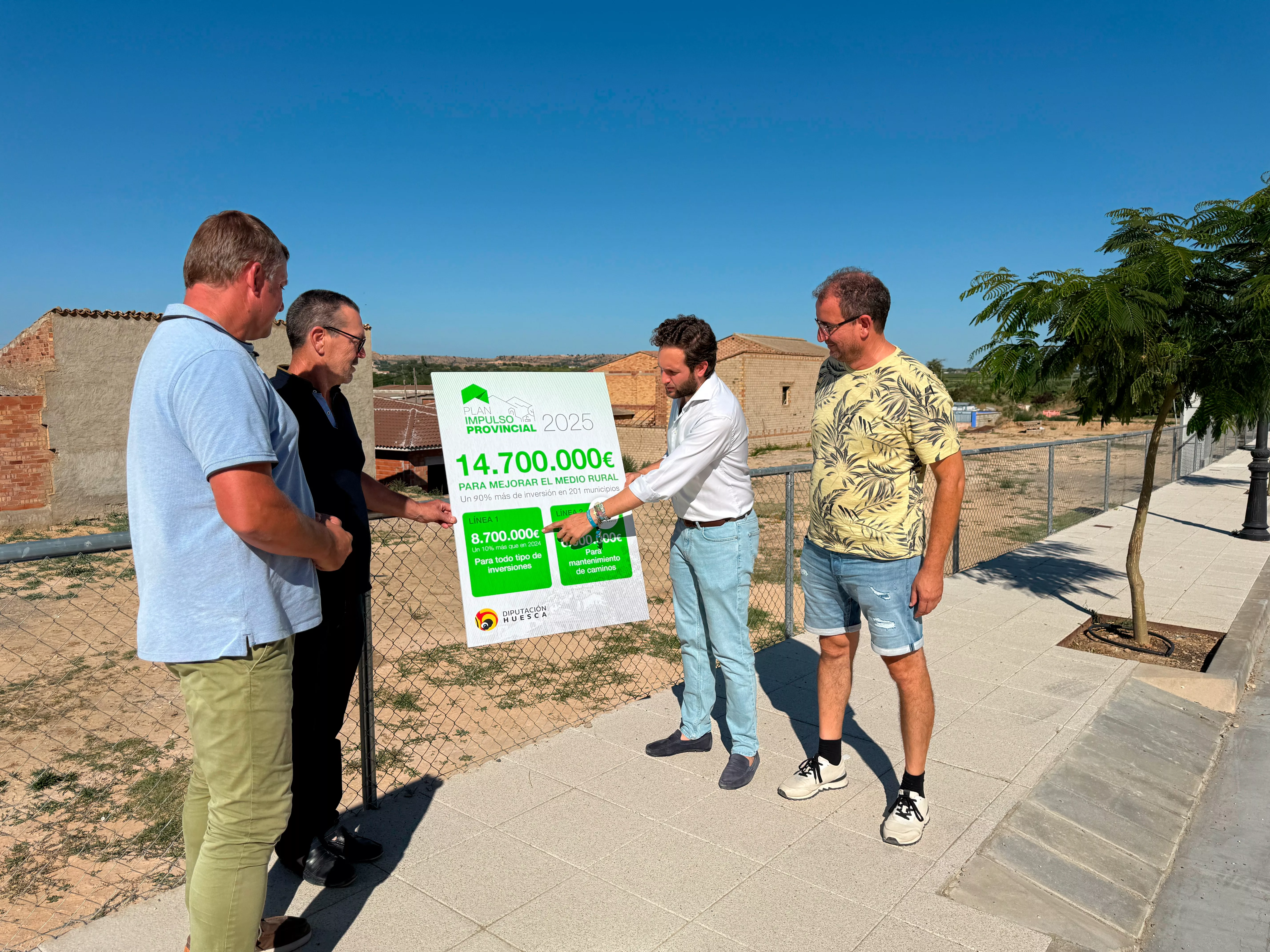 Isaac Claver junto al alcalde de Binaced, Javier Sorinas, y otros miembros de la corporación municipal.