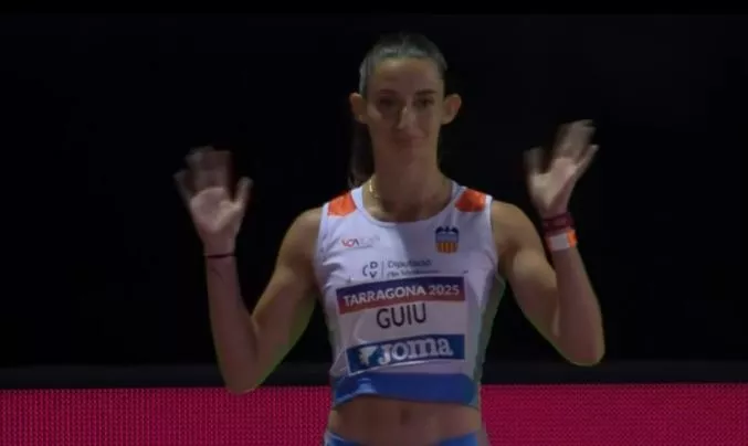 Elena Guiu saluda en la final
