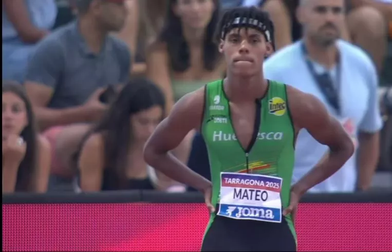 Ricardo Mateo en la semifinal de 100 lisos
