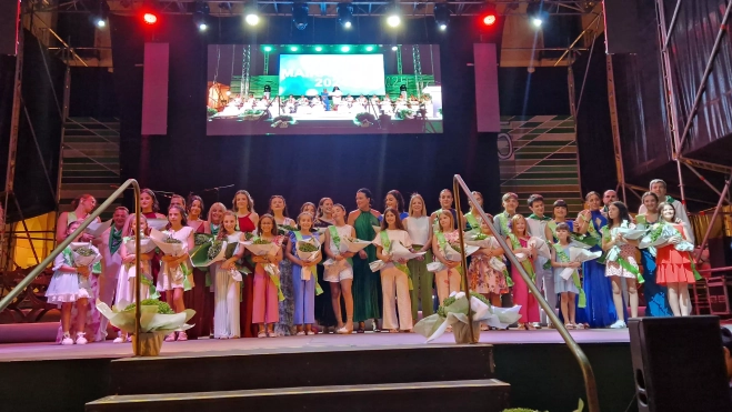 Presentación de las mairalesas y el mainate. Foto Myriam Martínez Presentación de las mairalesas y el mainate. Foto Myriam Martínez