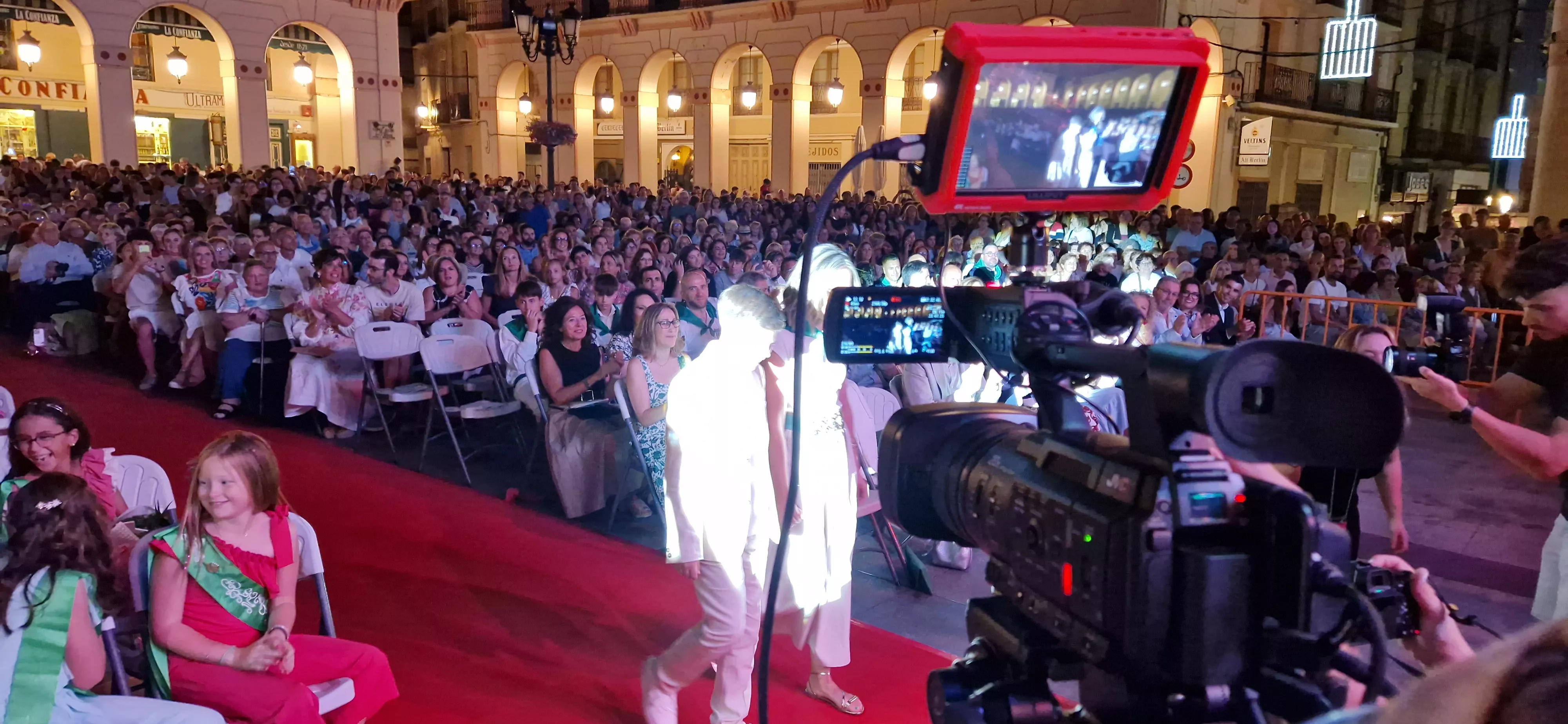 Presentación de las mairalesas y el mainate. Foto Myriam Martínez 