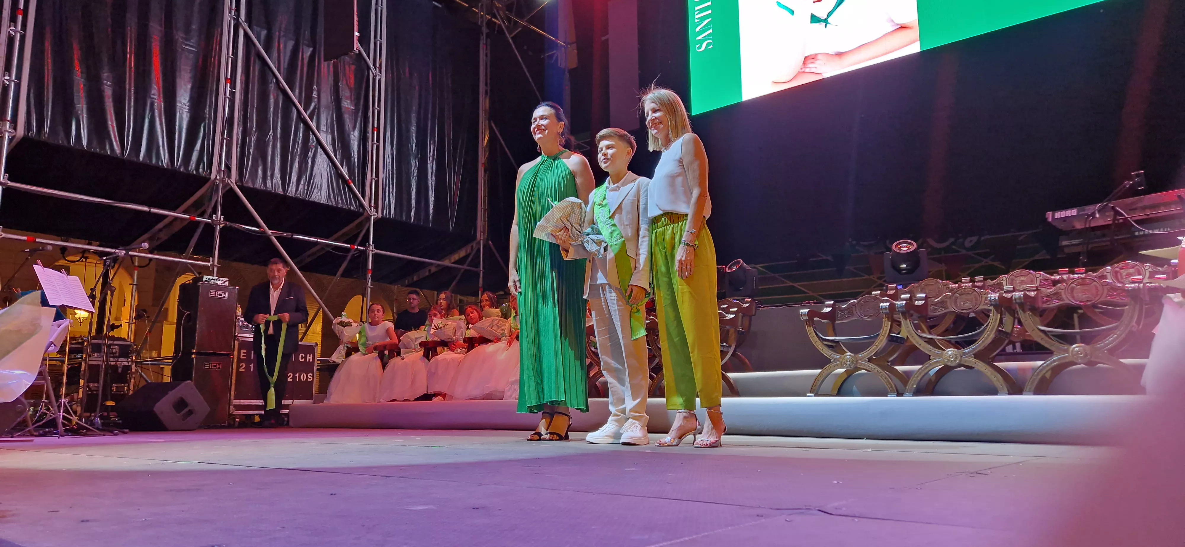 Presentación de las mairalesas y el mainate. Foto Myriam Martínez 