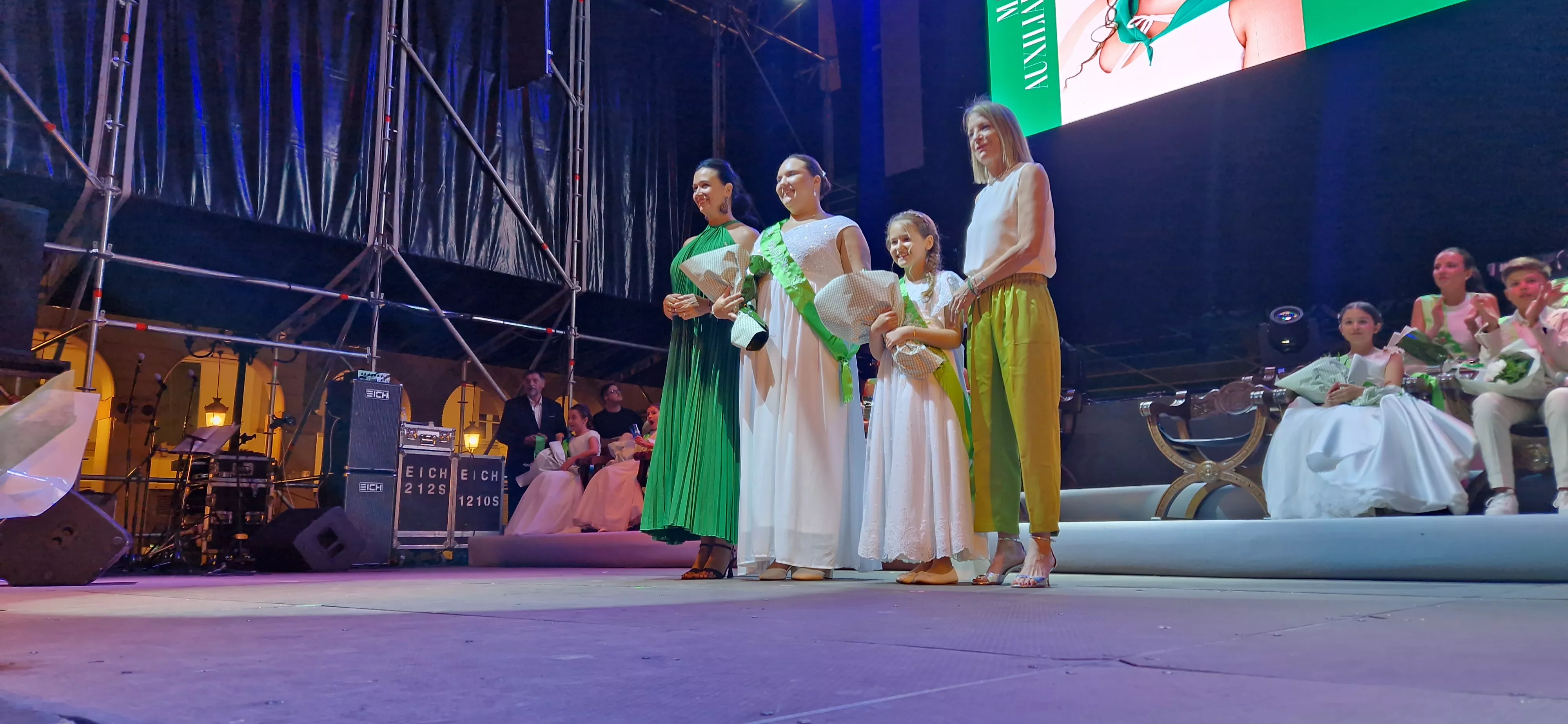 Presentación de las mairalesas y el mainate. Foto Myriam Martínez 