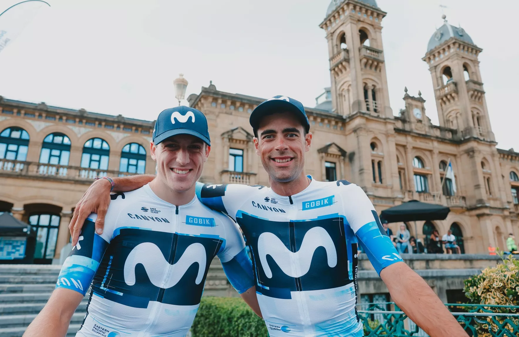 Castrillo y Arcas, sonrientes, antes de tomar la salida en la Clásica de San Sebastián.