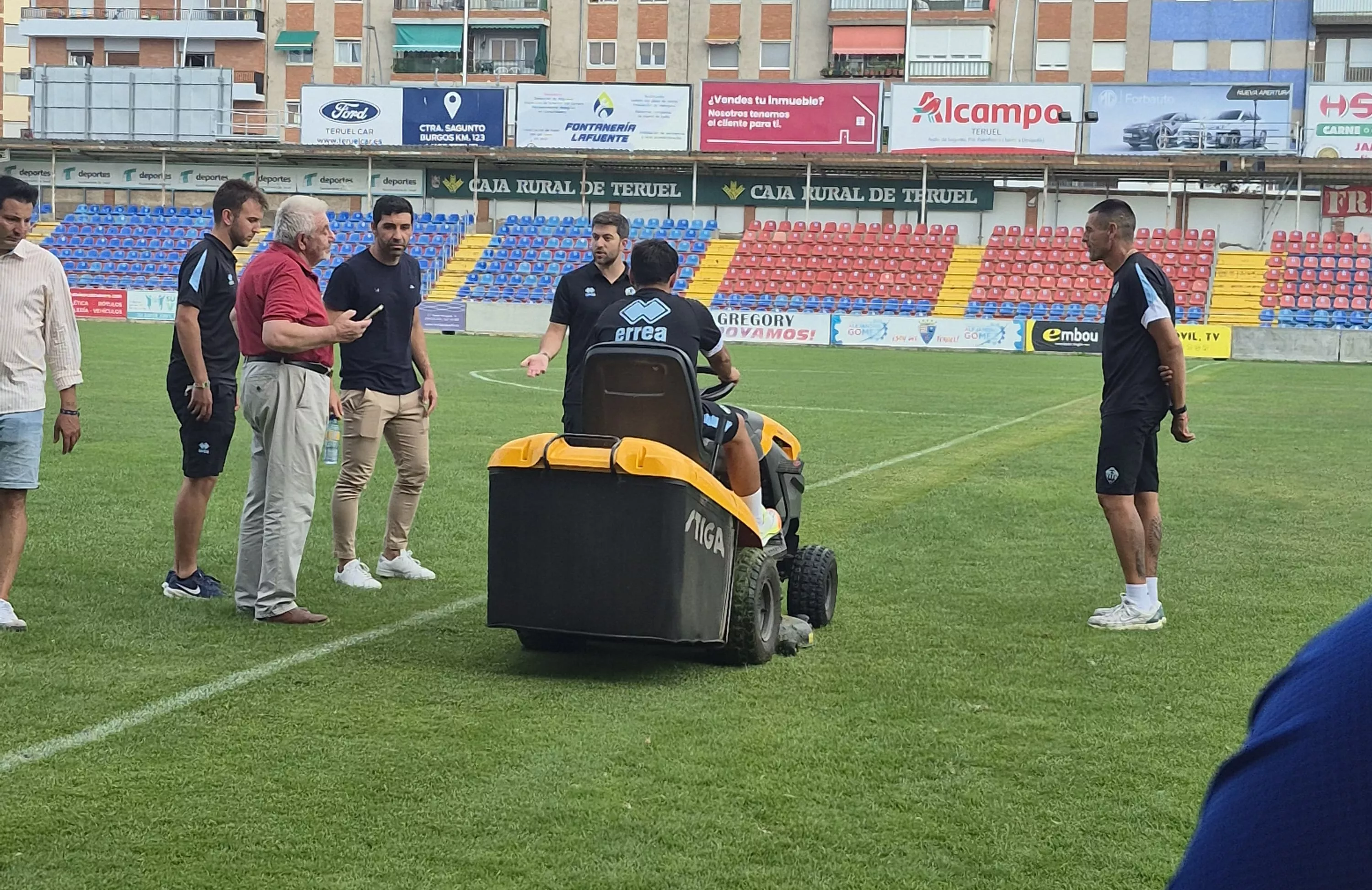 Varios miembros cortan el césped de Pinilla en Teruel. 