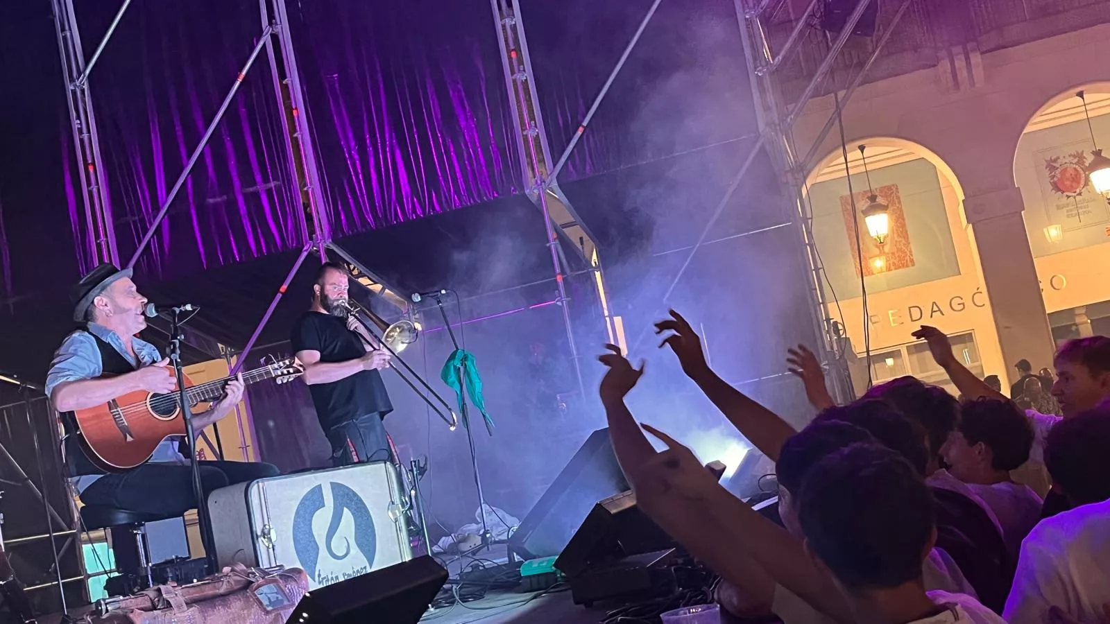 Tritón Jiménez en el pórtico laurentino de Huesca. Foto Mercedes Manterola