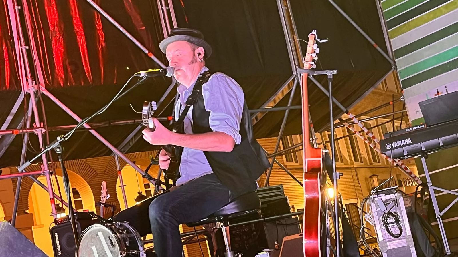 Tritón Jiménez en el pórtico laurentino de Huesca. Foto Mercedes Manterola