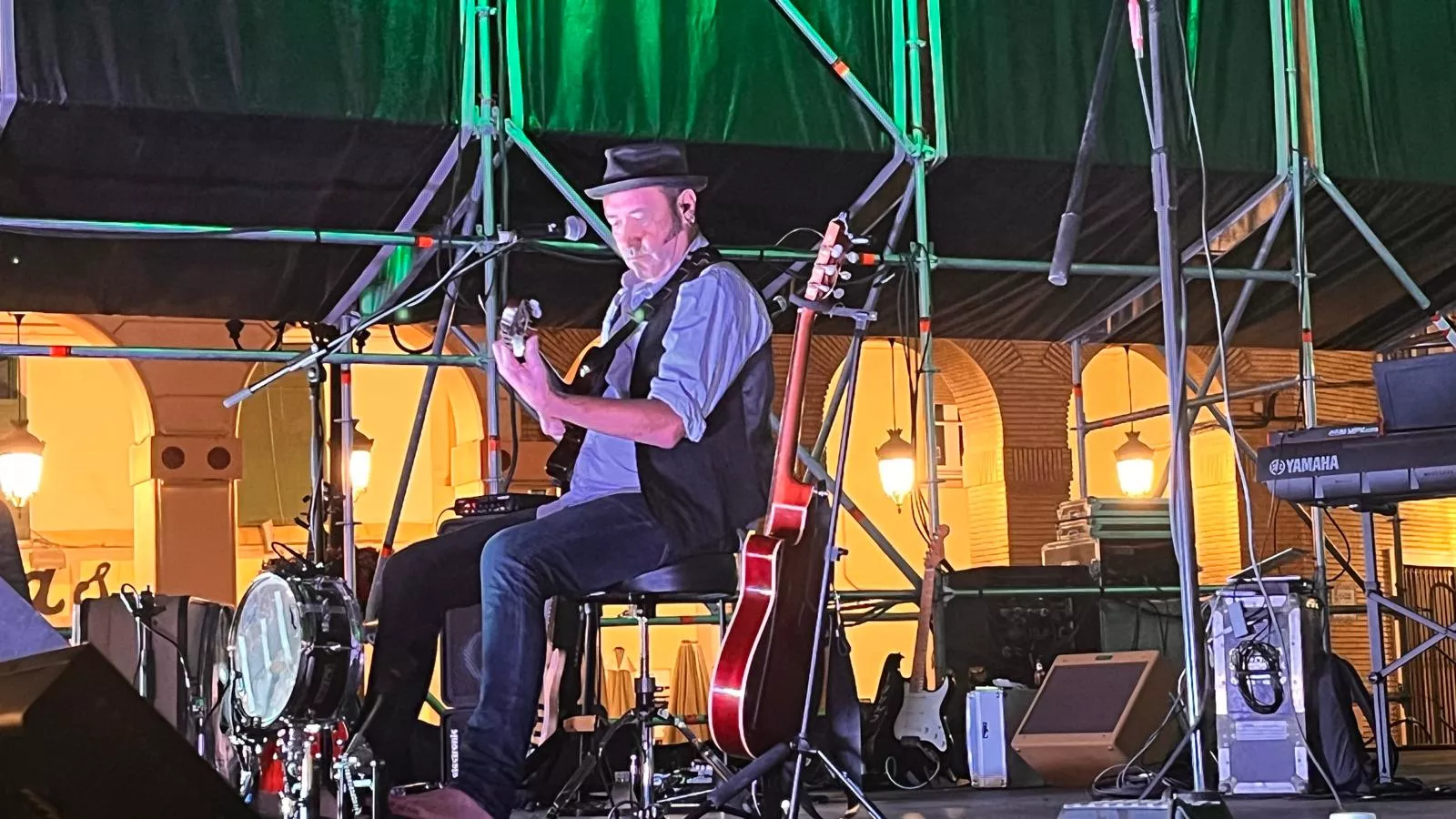Tritón Jiménez en el pórtico laurentino de Huesca. Foto Mercedes Manterola