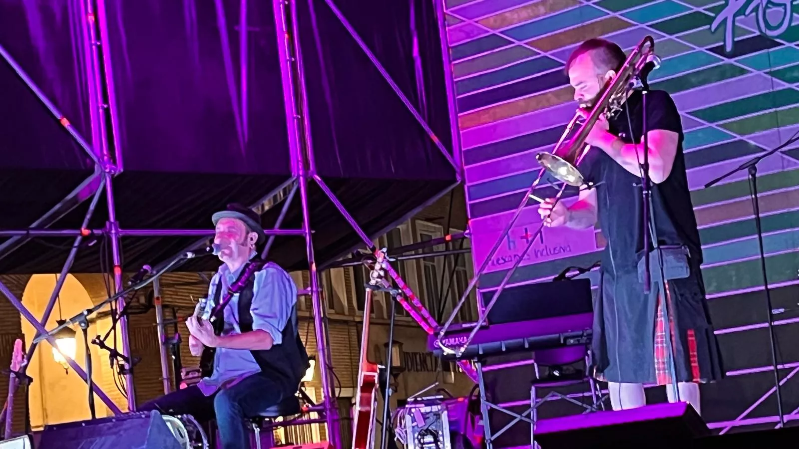 Tritón Jiménez en el pórtico laurentino de Huesca. Foto Mercedes Manterola