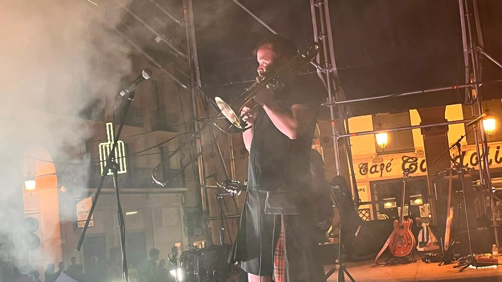 Tritón Jiménez en el pórtico laurentino de Huesca. Foto Mercedes Manterola