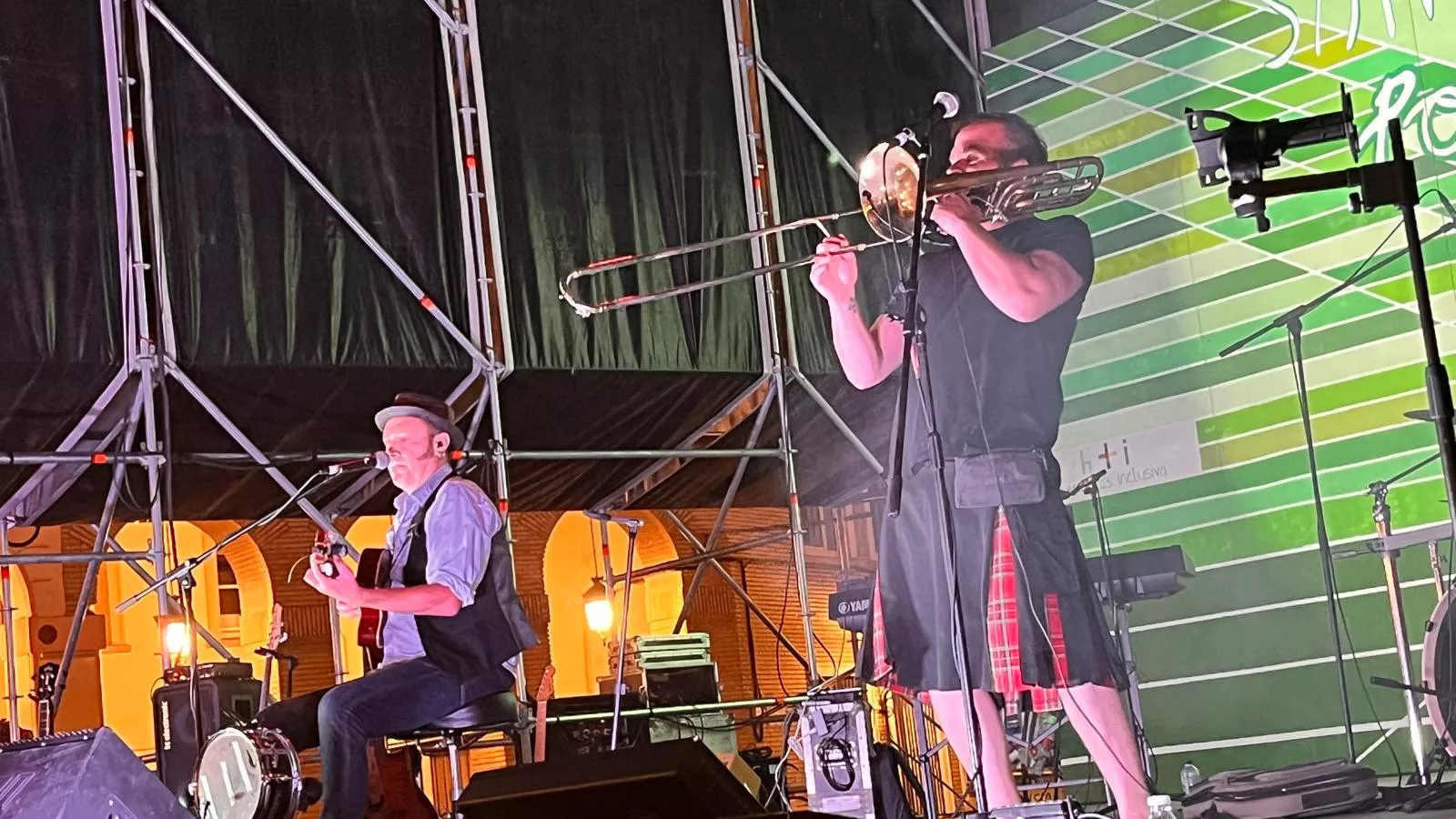 Tritón Jiménez en el pórtico laurentino de Huesca. Foto Mercedes Manterola