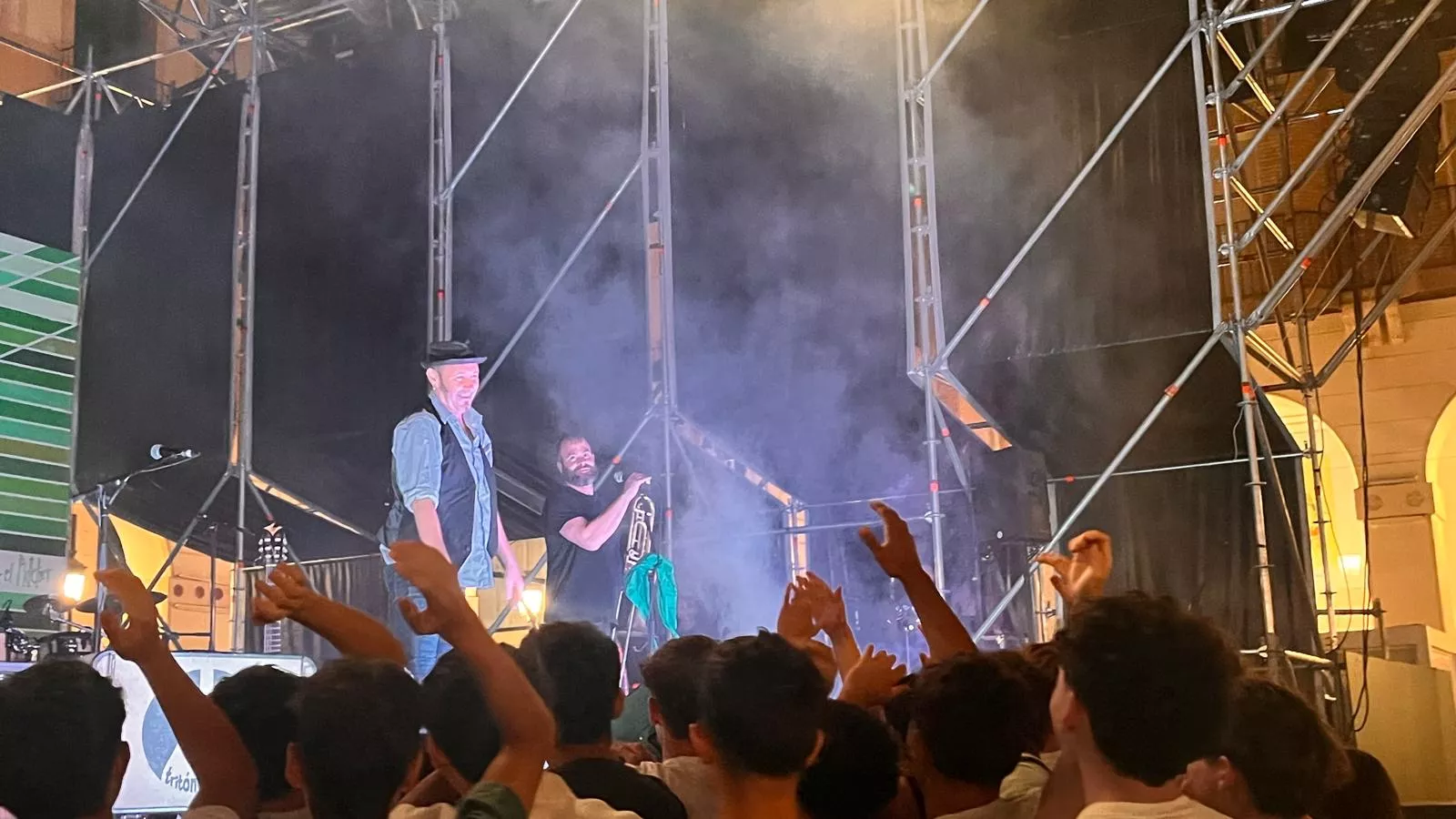 Tritón Jiménez en el pórtico laurentino de Huesca. Foto Mercedes Manterola