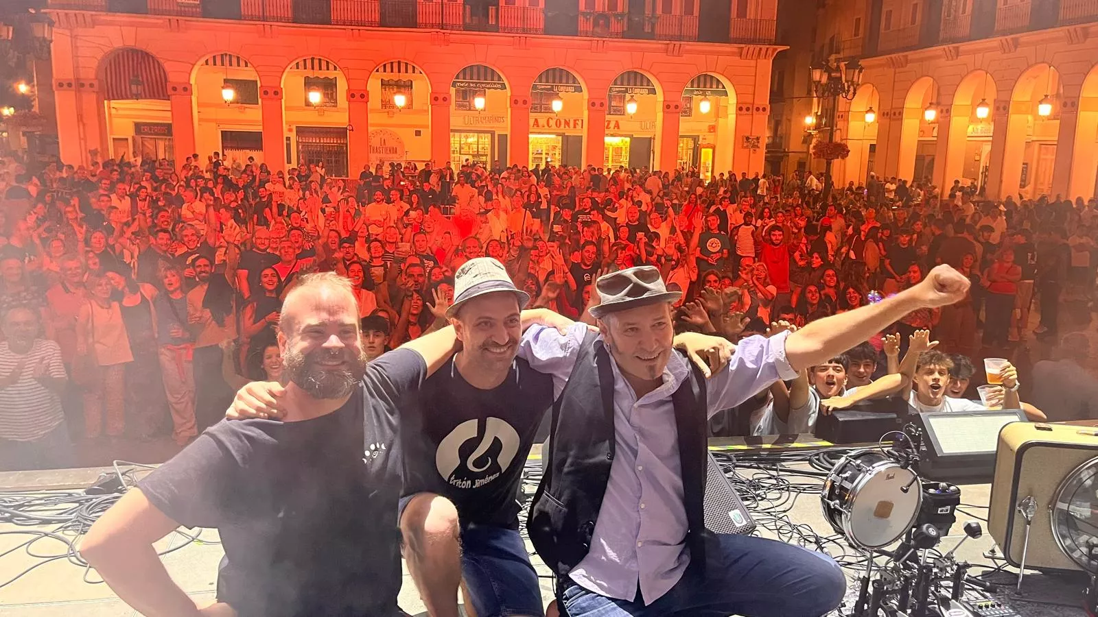 Tritón Jiménez pone un altavoz en el prelaurentis a la música sin filtros ni artificios. Foto Mercedes Msanterola Tritón Jiménez pone un altavoz en el prelaurentis a la música sin filtros ni artificios. Foto Mercedes Msanterola