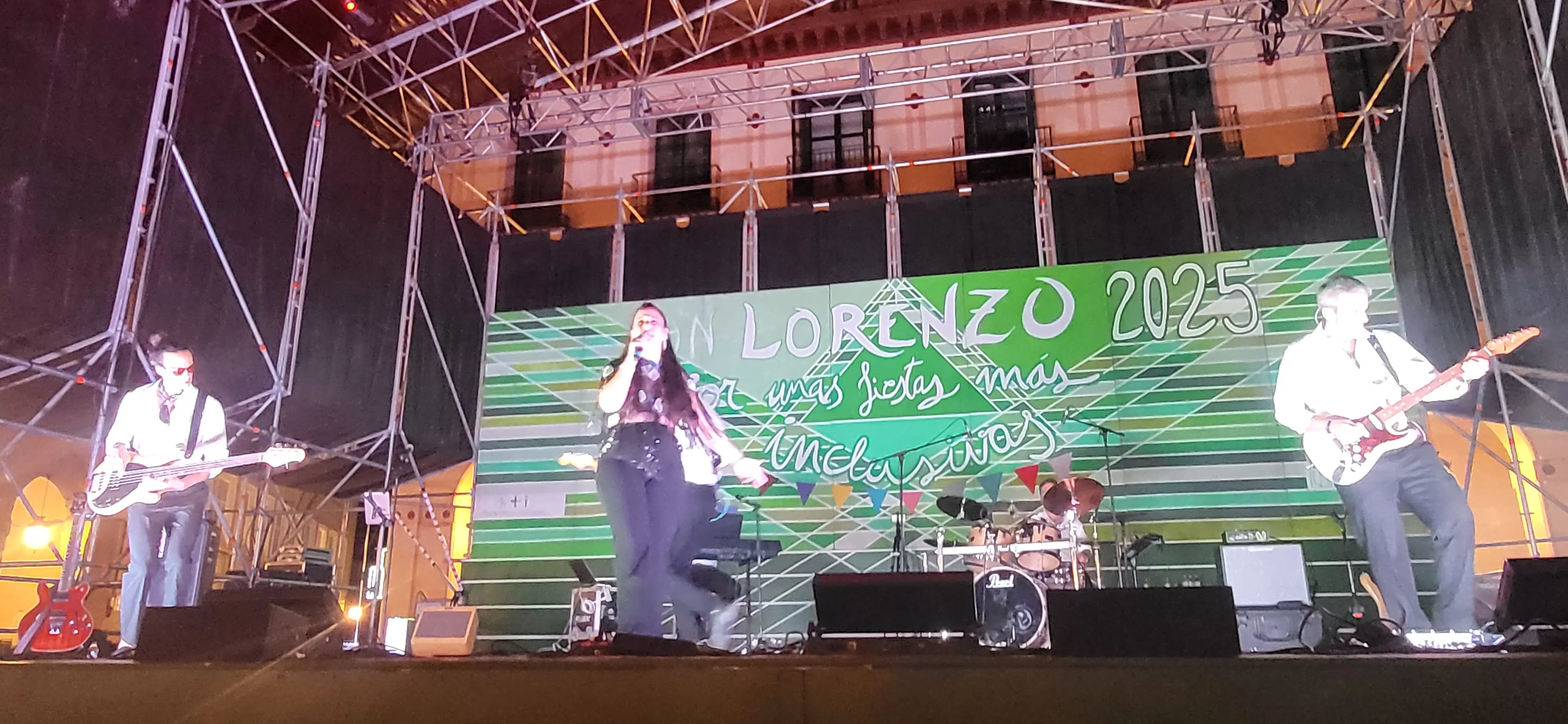 Concierto de Noe & The Bobifaces en la plaza López Allué. Foto Mercedes Manterola