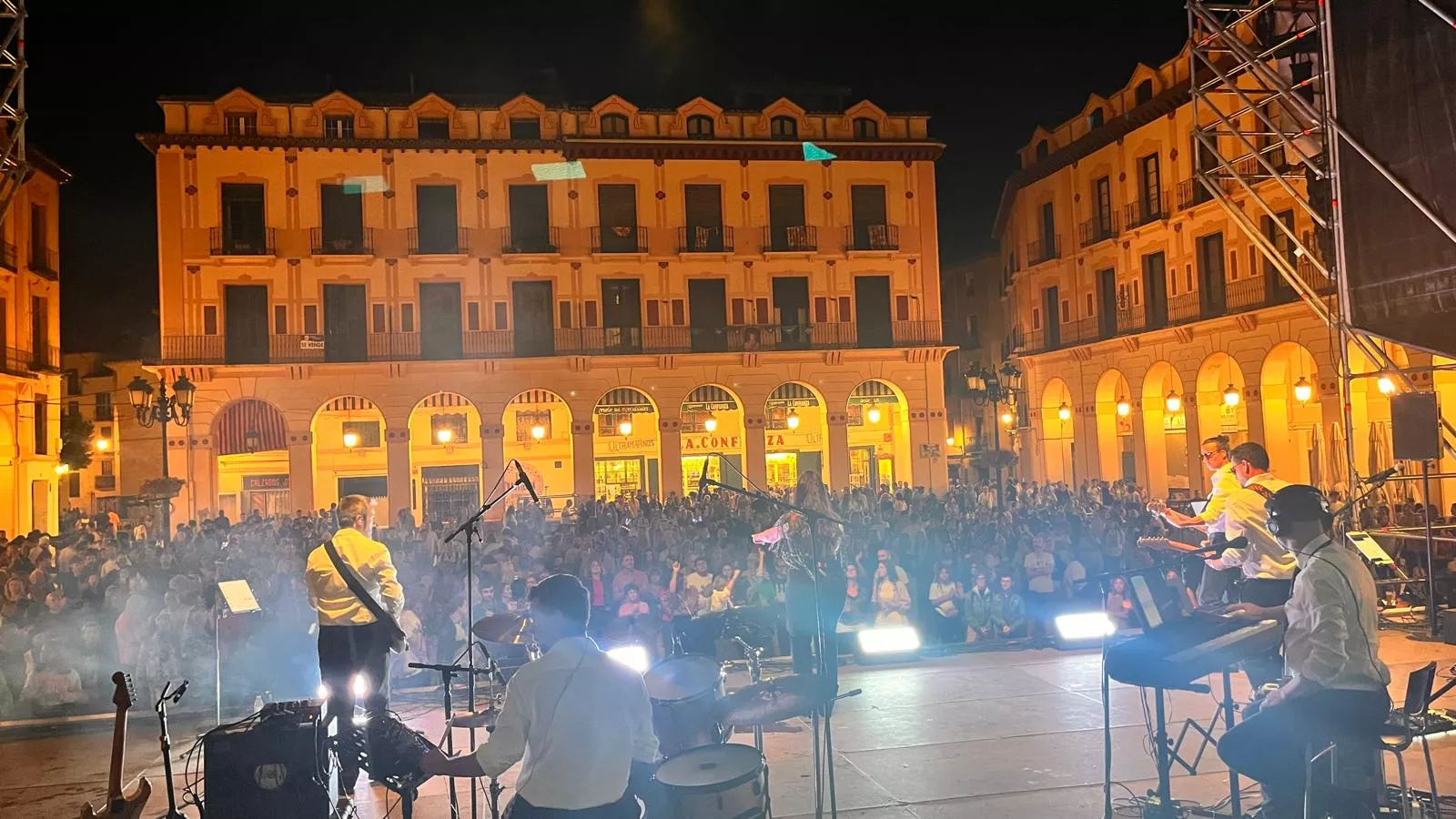 Concierto de Noe & The Bobifaces en la plaza López Allué. Foto Mercedes Manterola