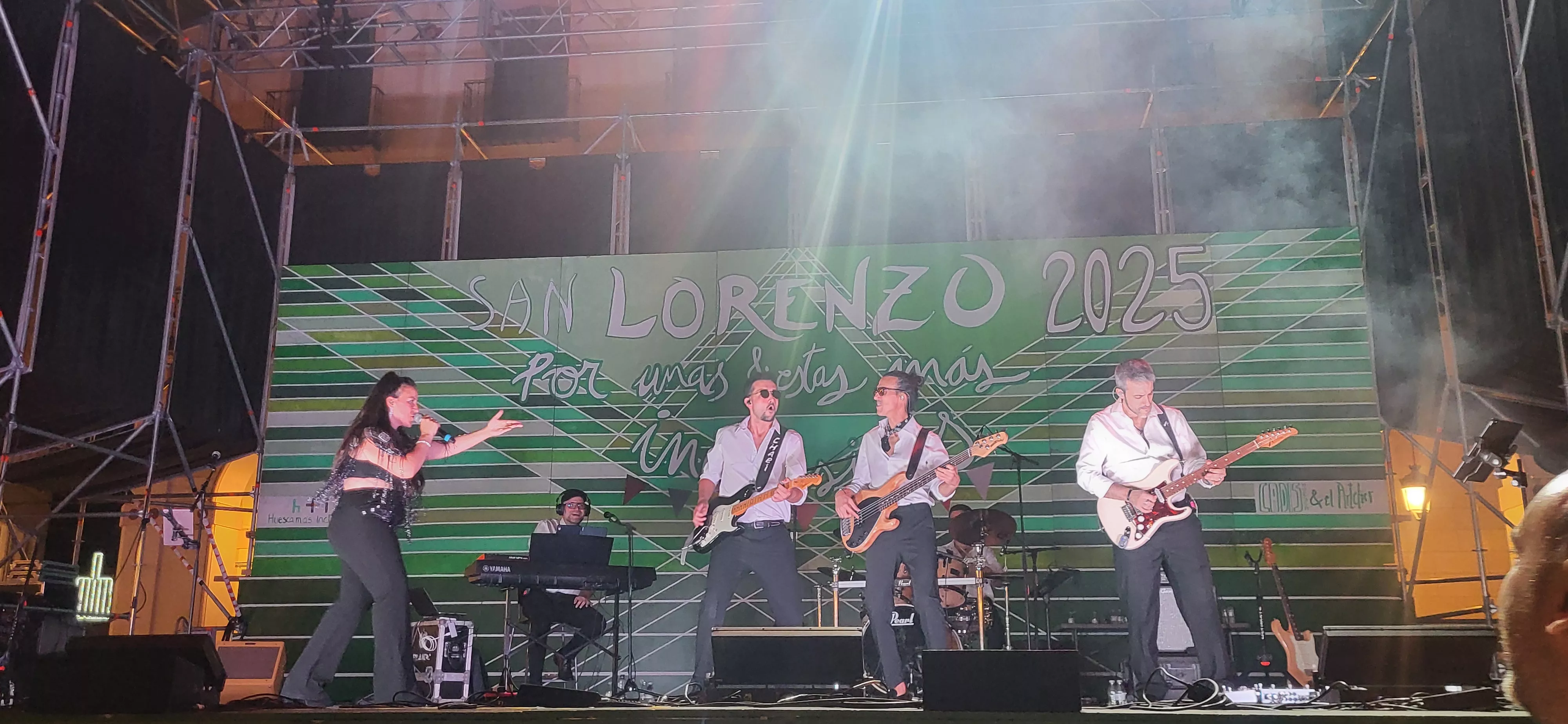 Concierto de Noe & The Bobifaces en la plaza López Allué. Foto Mercedes Manterola Concierto de Noe & The Bobifaces en la plaza López Allué. Foto Mercedes Manterola