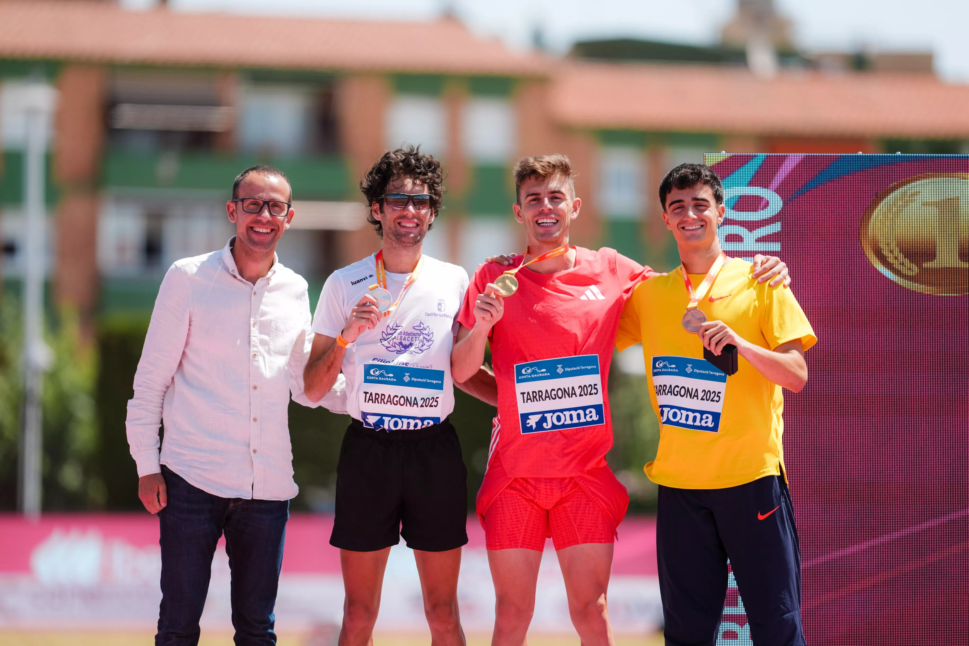 Podio del campeonato, con Pol Oriach a la derecha, bronce. Foto RFEA