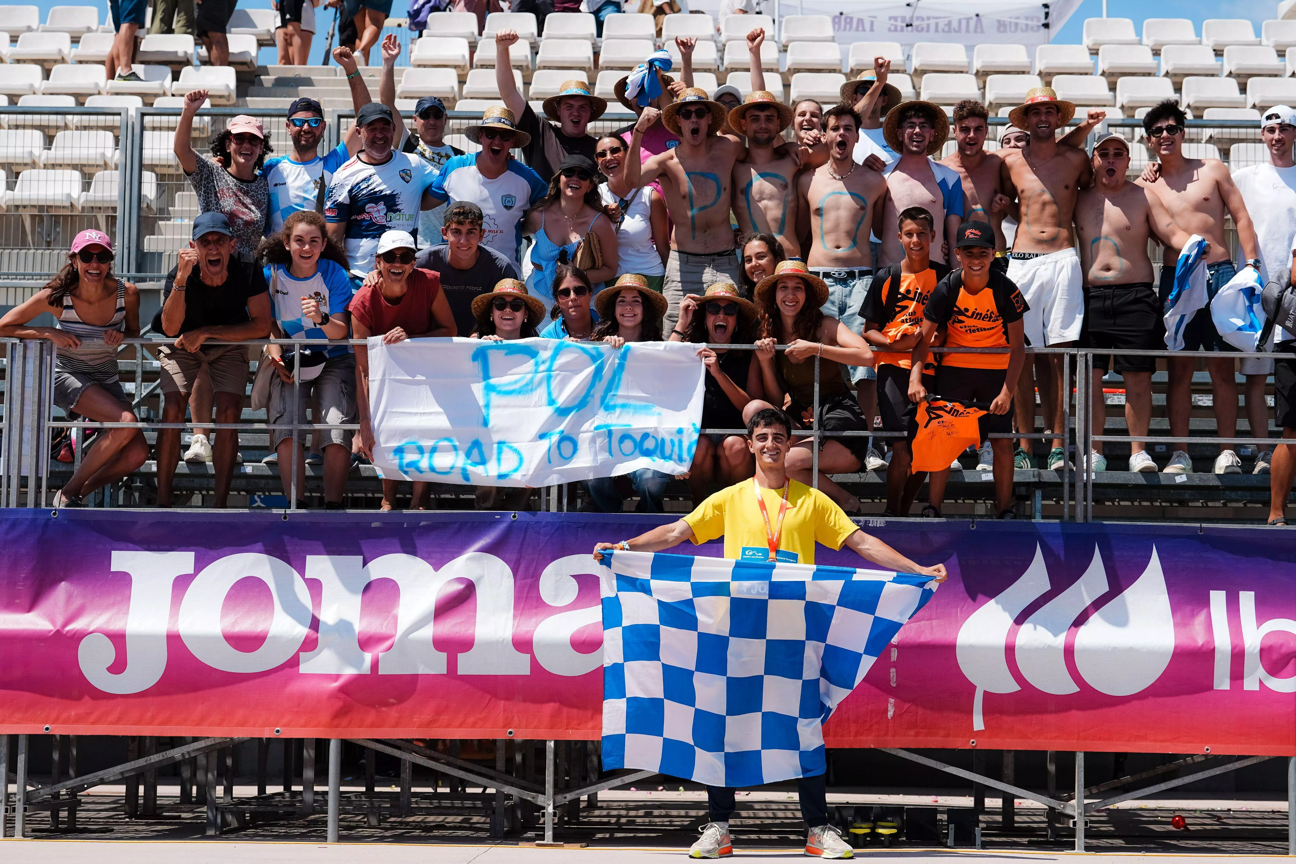 Pol Oriach, el orgullo de Albelda, con familiares y amigos celebrando la medalla en Tarragona.