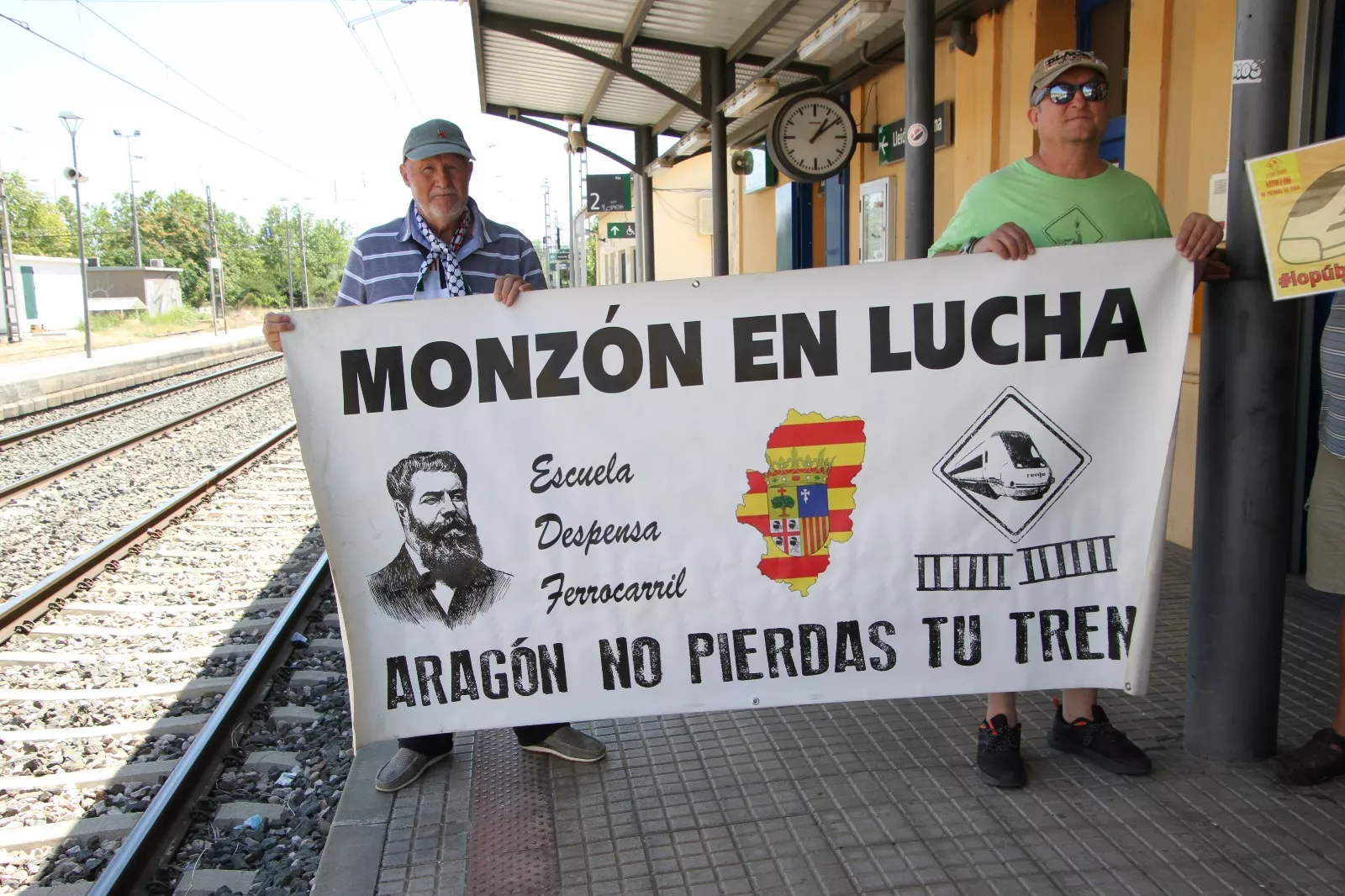 "Monzón no pierdas tu tren" en una nueva concentración. Foto Carlos Neofato