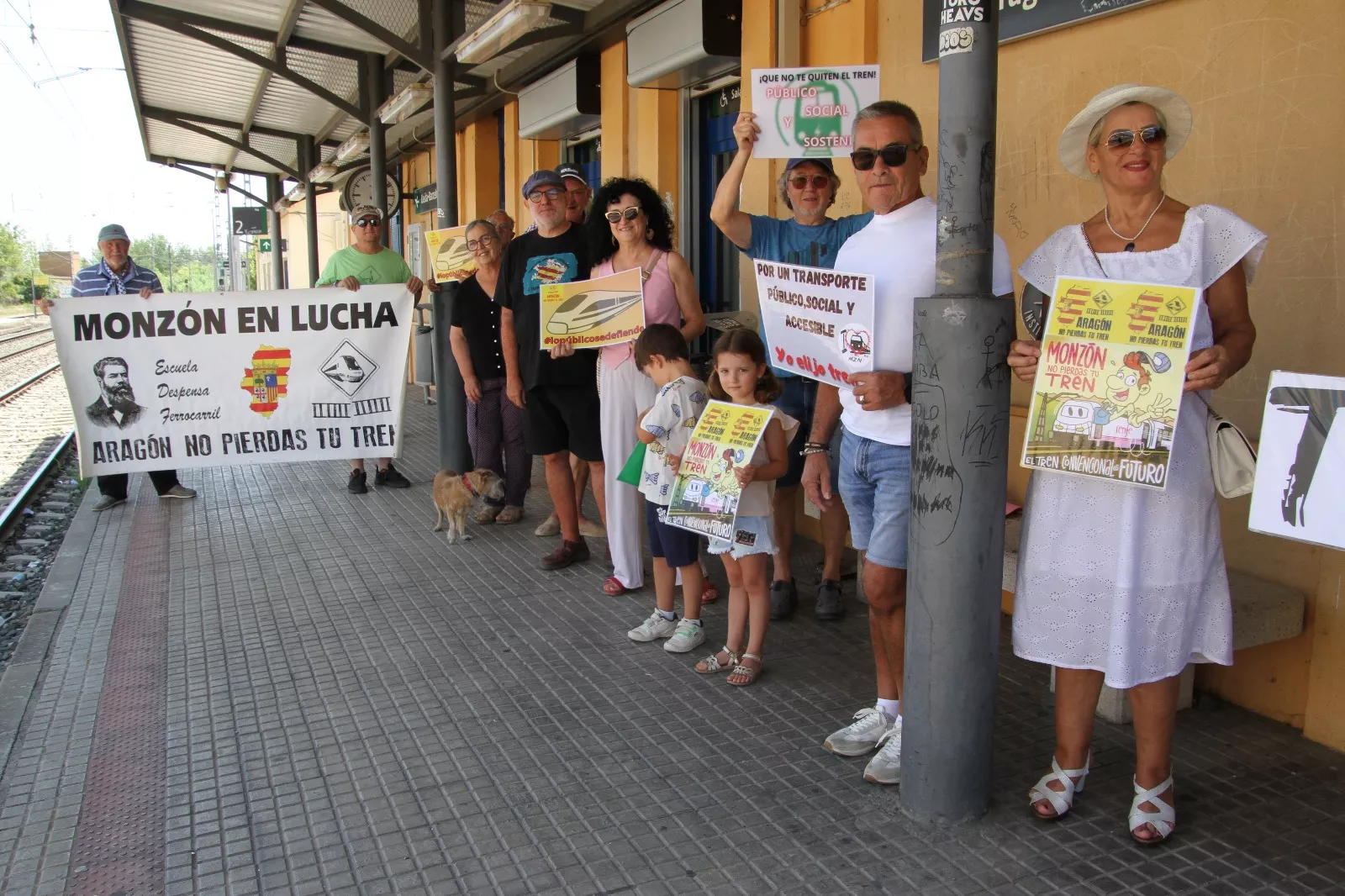 "Monzón no pierdas tu tren" en una nueva concentración. Foto Carlos Neofato